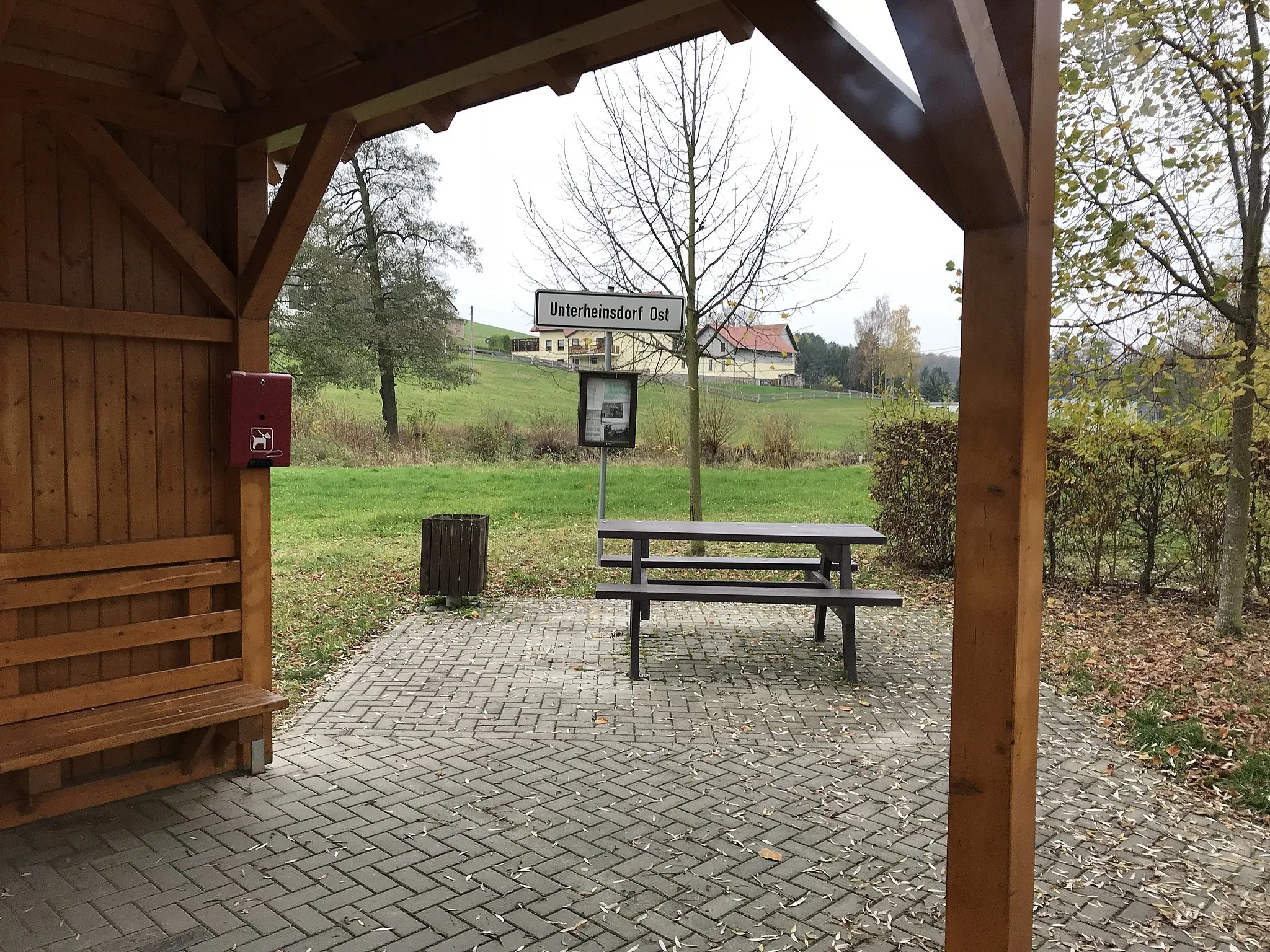 Photo showing: Ehemaliger Haltepunkt Unterheinsdorf Ost, heute: Rastplatz (2017)