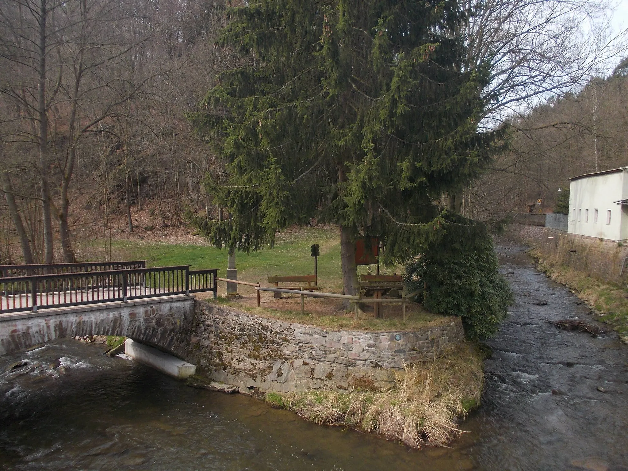 Photo showing: Confluence of the rivers Kleine Striegis and Grosse Striegis in Berbersdorf (Striegistal, Mittelsachsen district, Saxony), forming the Striegis river