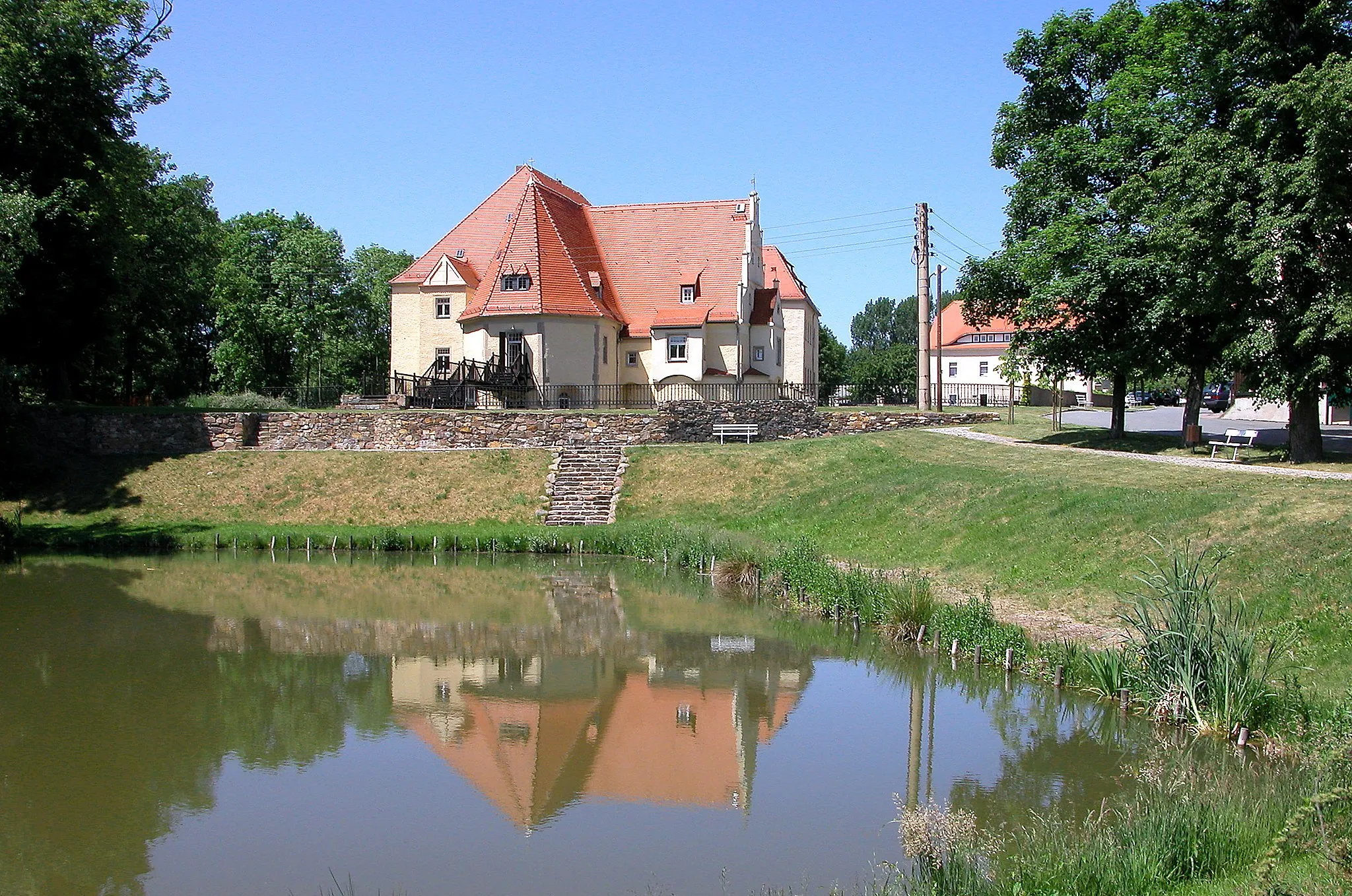 Photo showing: 30.05.2003  01623  Schleinitz (Nossen): Aus mittelalterlicher Wasserburg hervorgegangenes Schloß.
[DSCN]20030530040DR.JPG(c)Blobelt
