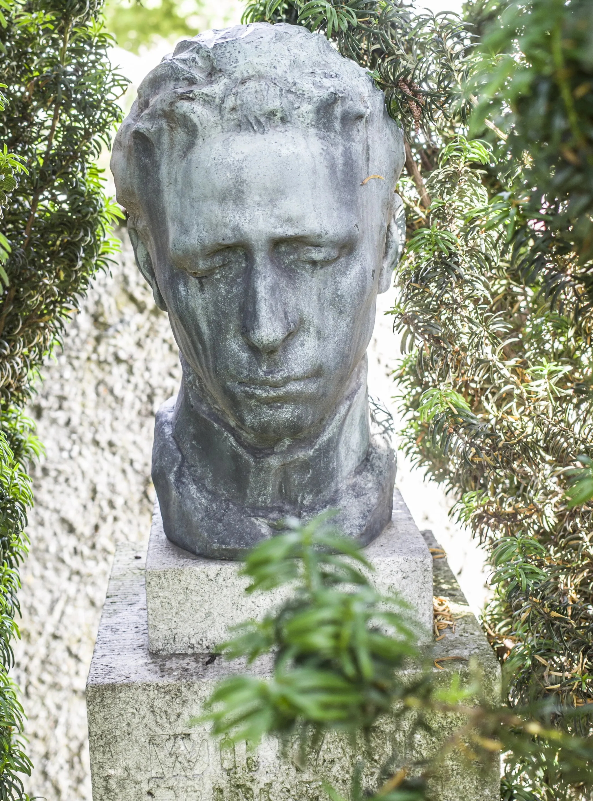 Photo showing: Grabdenkmal mit Bronzebüste von Richard Scheibe, Porträt seines Schülers Richard Martin Werner, gegossen bei Noack (Berlin), aufgestellt um 1950, erste Ausführung in Sandstein für das Kriegerdenkmal in der Oranierkirche Wiesbaden-Biebrich, 1931