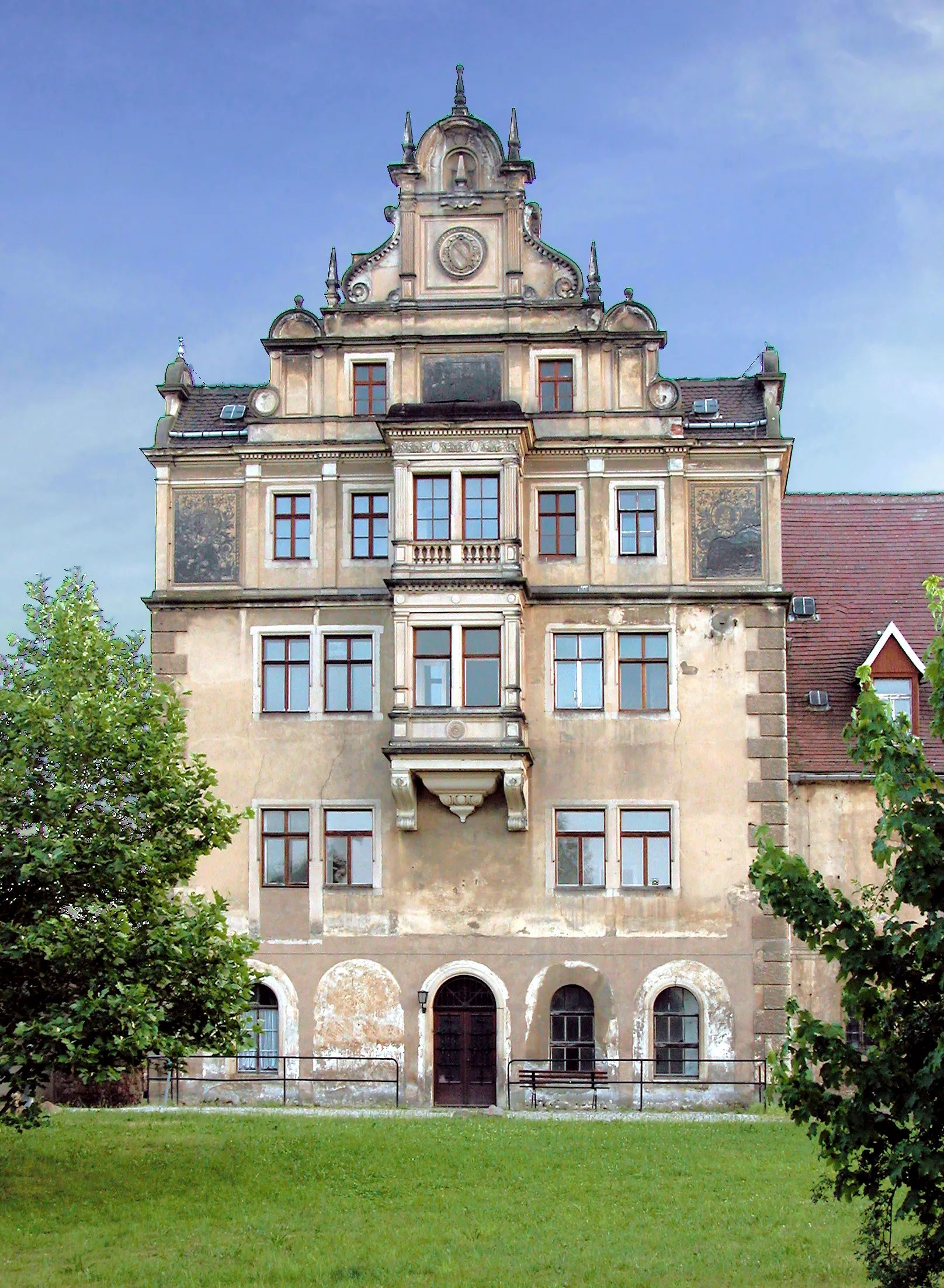 Photo showing: Schloss Gauernitz (GMP: 51.115549,13.557013), Nordseite (Elbgiebel)