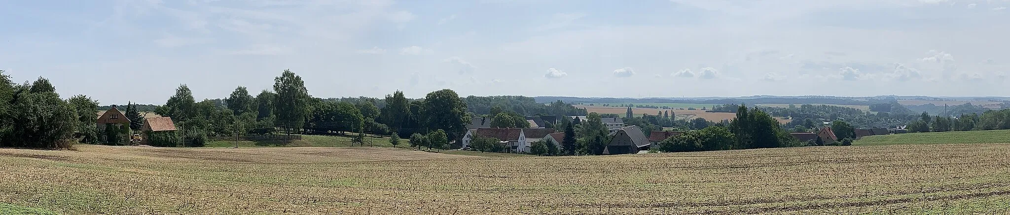 Photo showing: Panorama über Dittmannsdorf, Blickrichtung Südosten über Dittmannsdorf hinweg, rechts im Bildhintergrund Kernstadt Penig