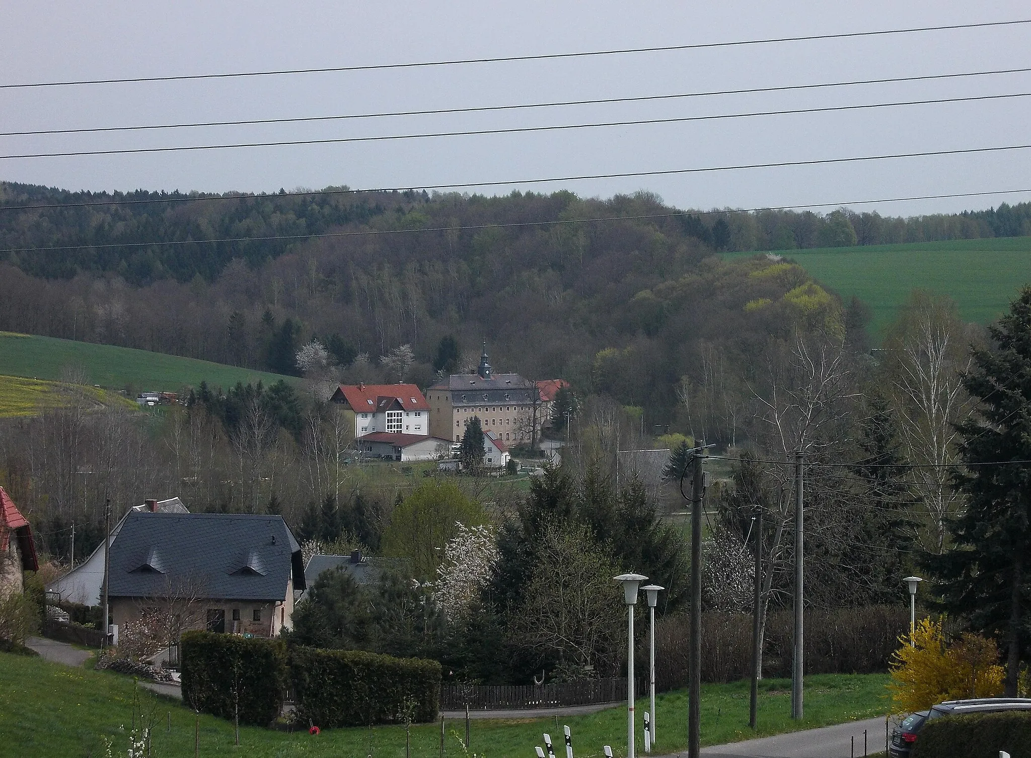 Photo showing: View in direction of the Chemnitz valley in Göritzhain (Lunzenau, Mittelsachsen district, Saxony)