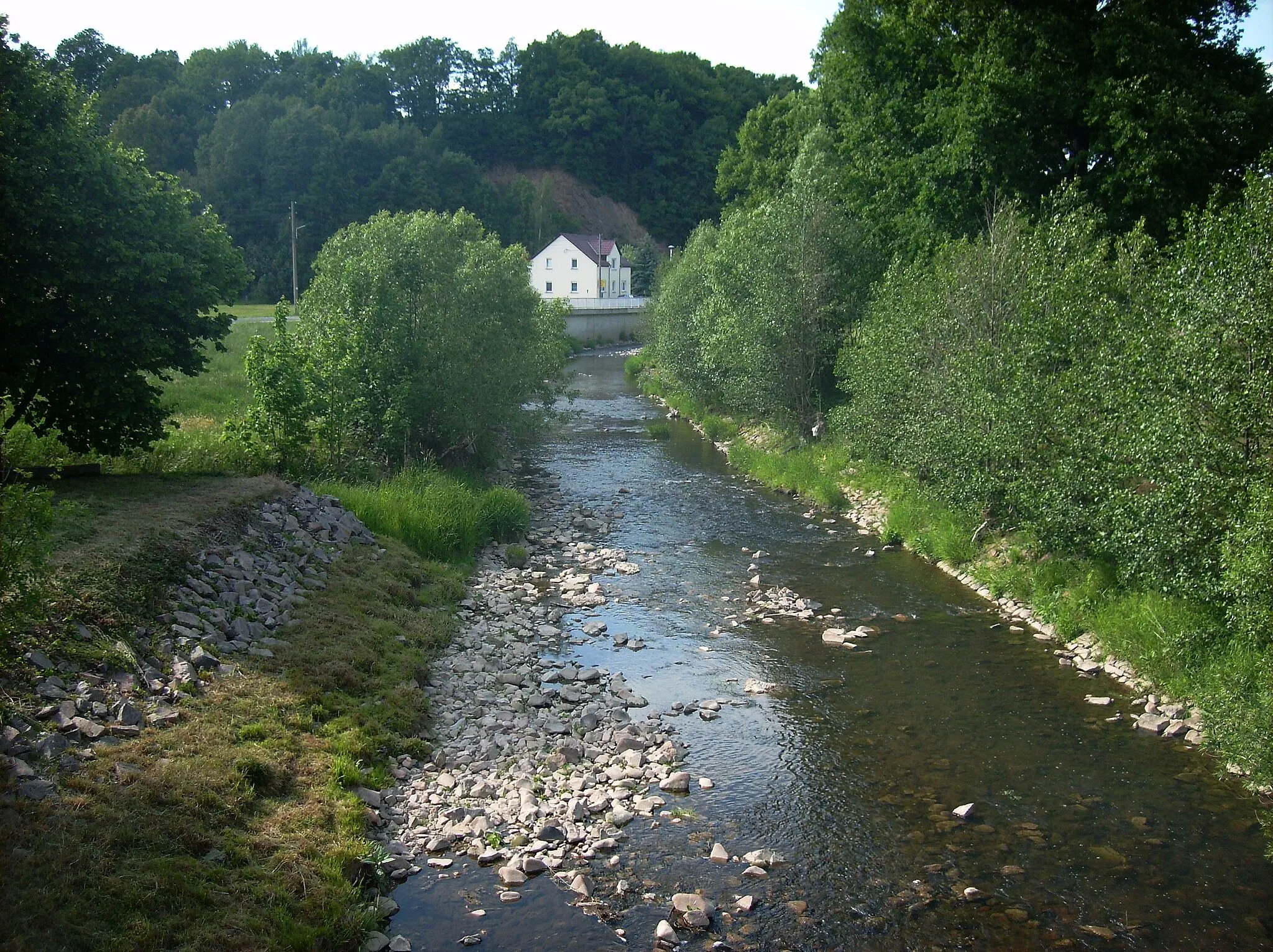 Photo showing: Striegis river at Grunau (Niederstriegis, Mittelsachsen district, Saxony) from the bridge downstream