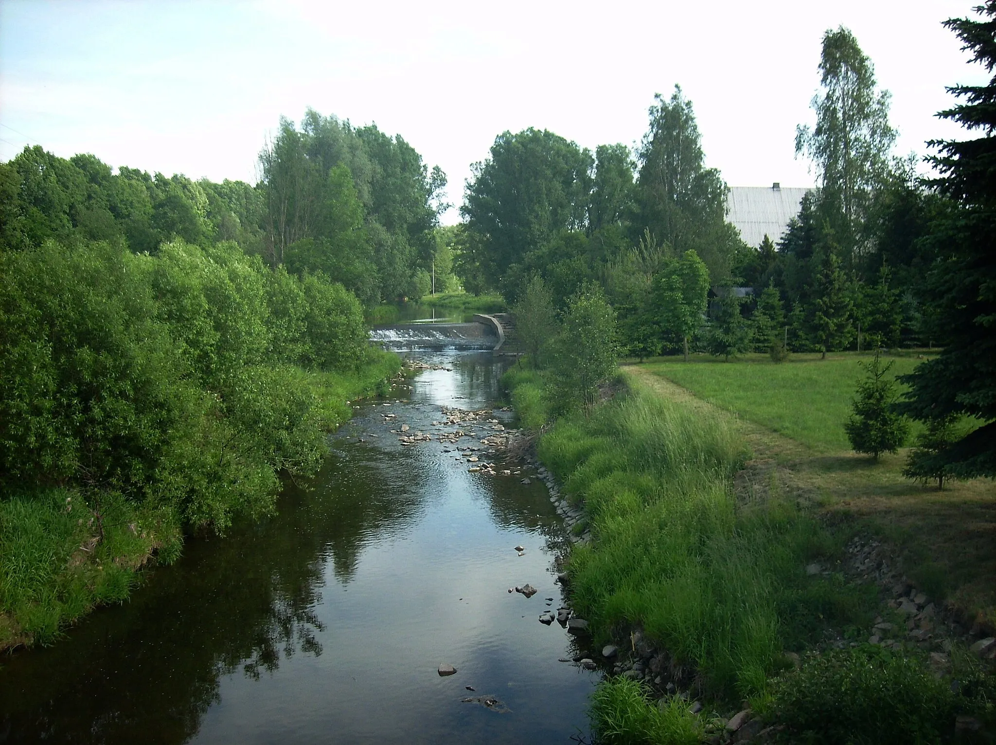 Photo showing: Striegis river at Grunau (Niederstriegis, Mittelsachsen district, Saxony), from the bridge upstream