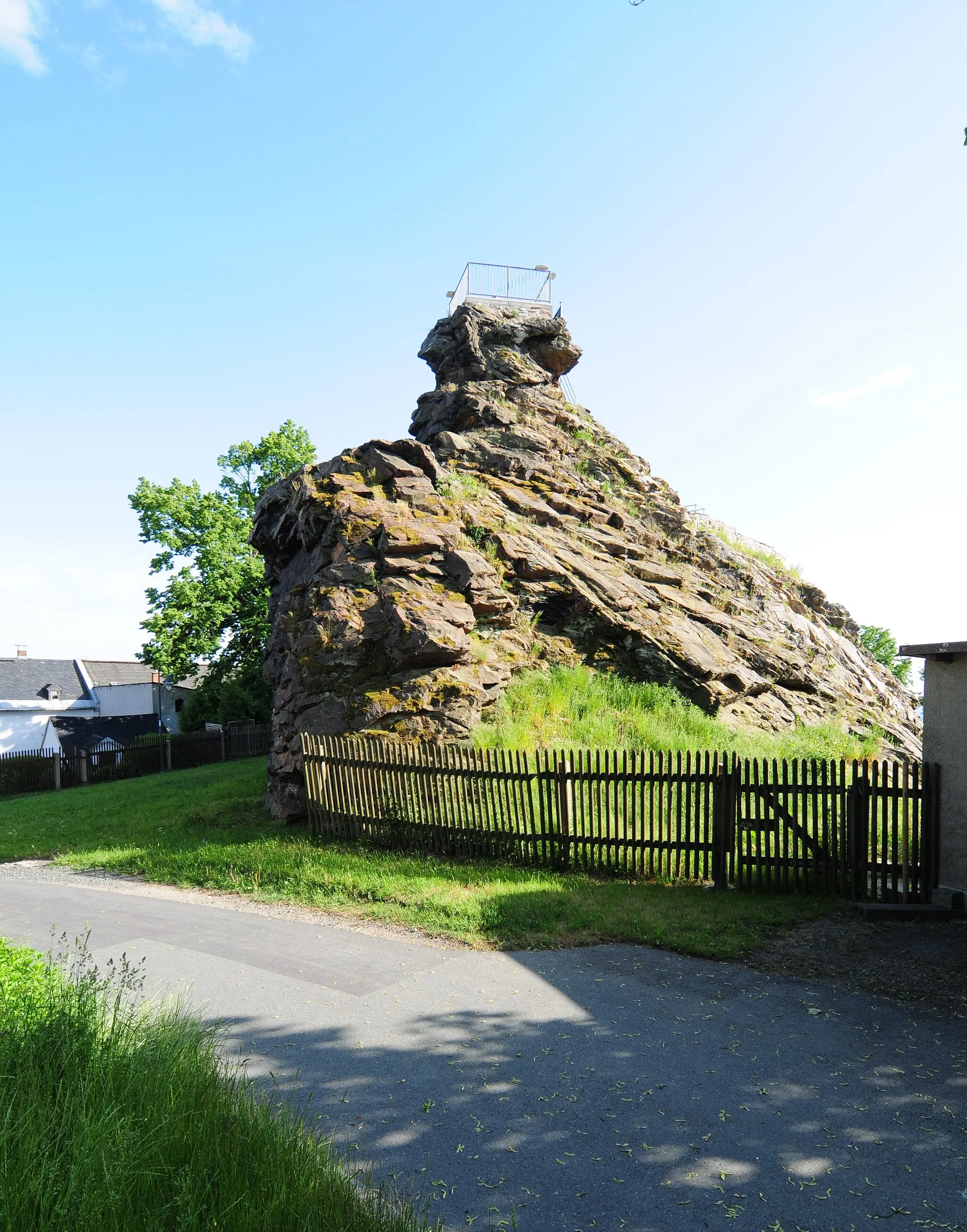 Photo showing: Schöneck/Vogtl.: Felsen Der Alte Söll am Rathaus (Vogtlandkreis, Freistaat Sachsen, Deutschland)