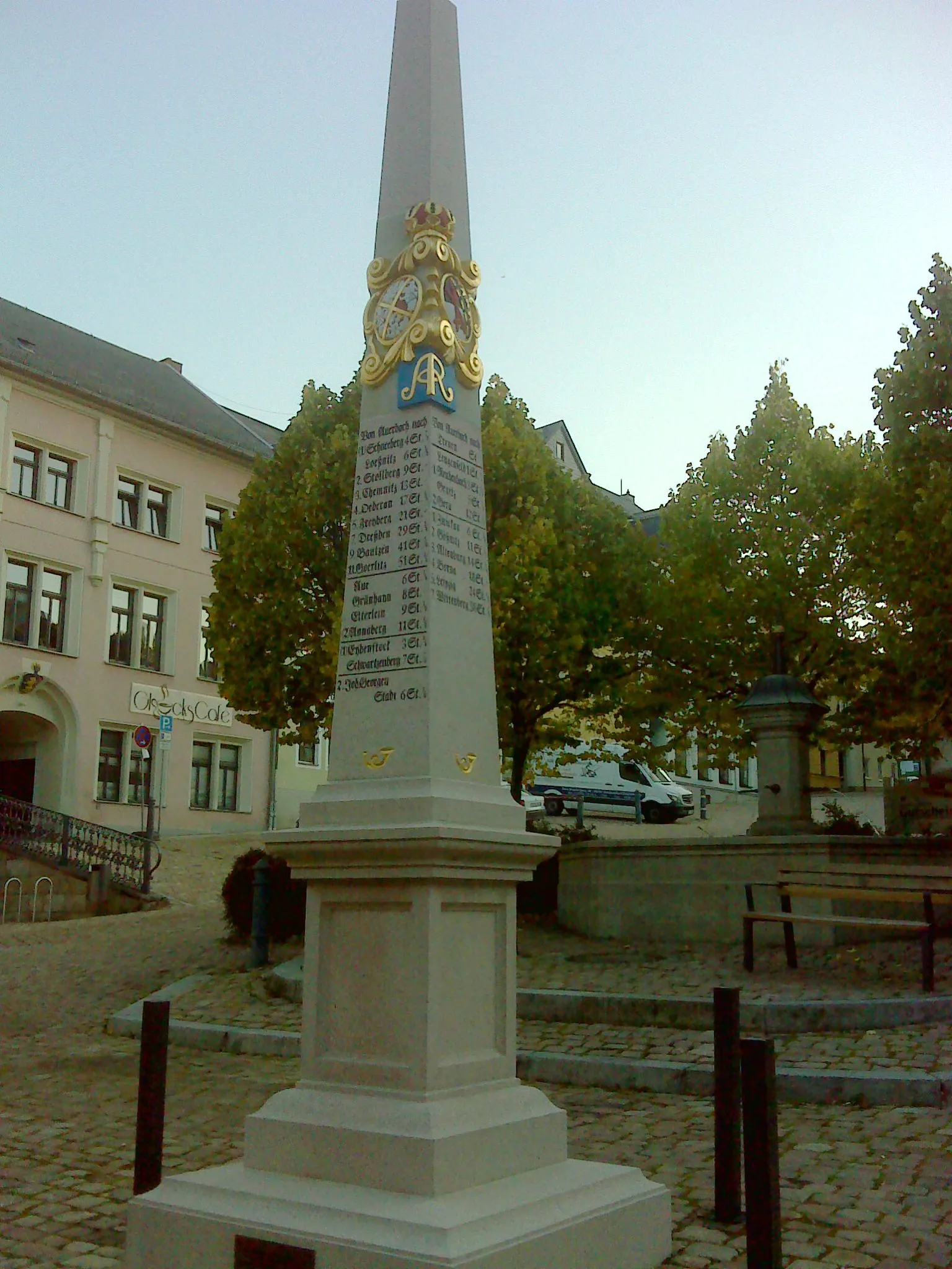 Photo showing: Nachbildung der Kursächsischen Distanzsäule von Auerbach/Vogtl. auf dem Altmarkt
Aus Blauenthaler Granit und Cottaer Bildhauersandstein
Aufstellung und Einweihung am 10. September 2017 unweit des Originalstandorts