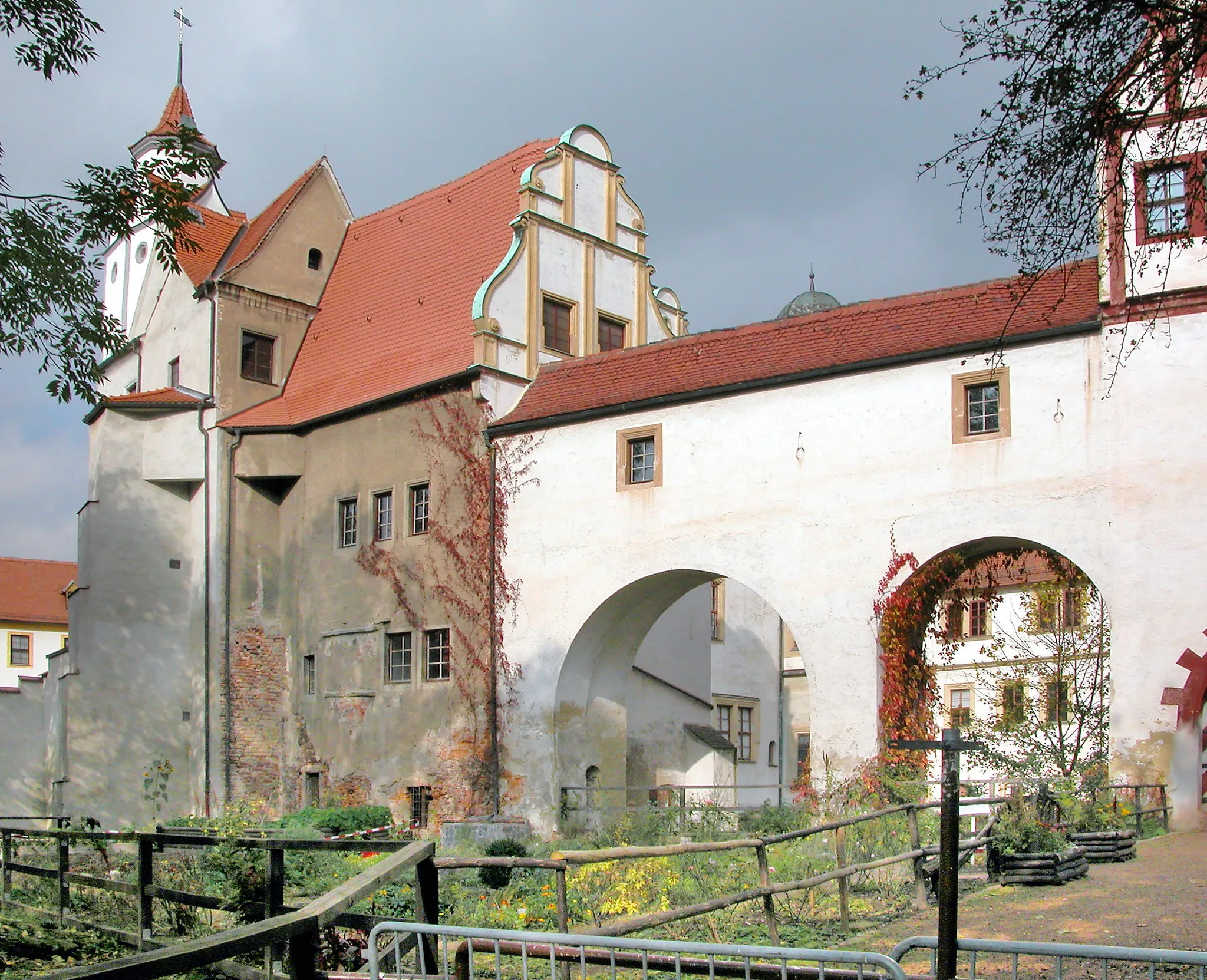 Photo showing: 16.10.2007  08371  Glauchau, Schloßstraße 1: Schloß  Hinterglauchau von Süden (links) mit der Gangbrücke rechts nach Forderglauchau (GMP: 50.816670,12.538790).                              [DSCN30782.TIF]20071016365DR.JPG(c)Blobelt