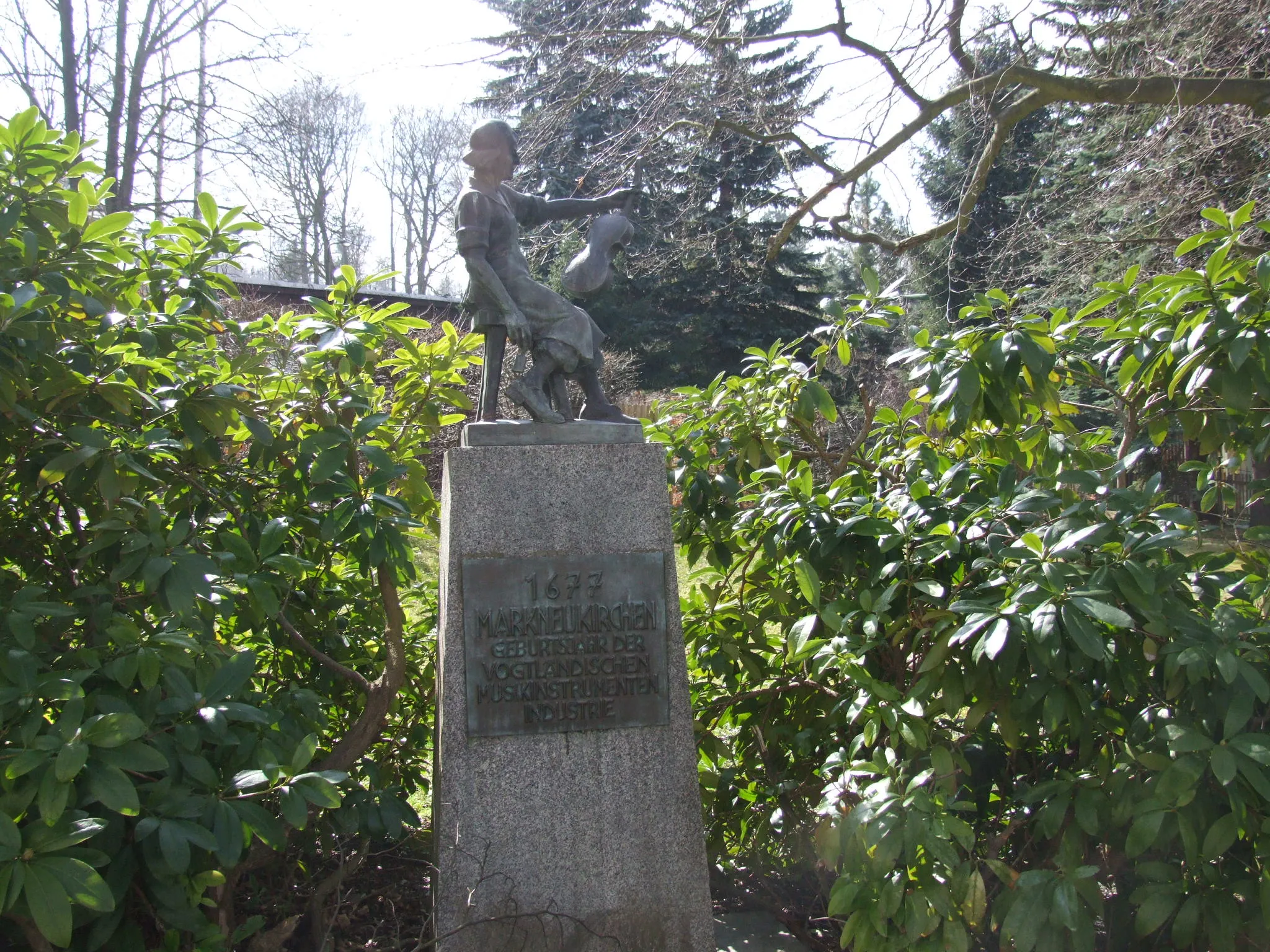 Photo showing: Markneukirchen,  in April 2008.Music instrument  museum.
Sculpture of a Instrument Maker, celebrating the foundation of the industry in 1677.

Camera location 50° 18′ 33.48″ N, 12° 19′ 45.12″ E View this and other nearby images on: OpenStreetMap 50.309300;   12.329200