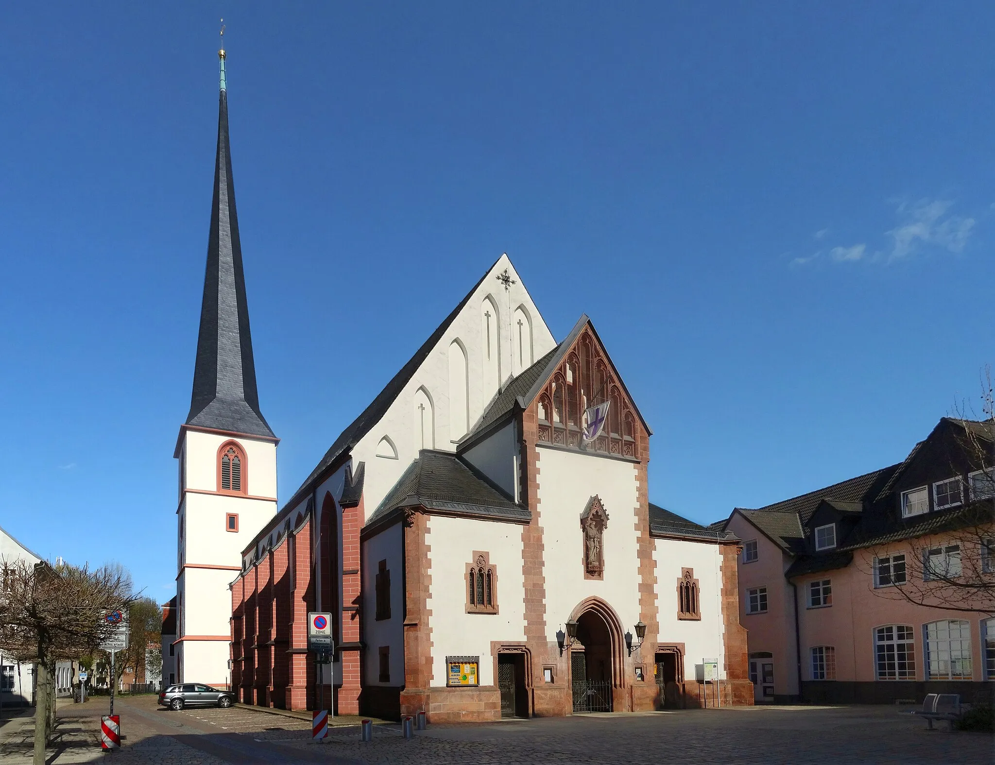 Photo showing: Die Laurentiuskirche ist das älteste Bauwerk der Stadt Crimmitschau. Erste urkundliche Erwähnung ist aus dem Jahr 1222. Teile der heutigen Kirche, u.a. der 57,5 Meter hohe Turm stammen aus 1353. Die derzeitige Orgel der Firma Jehmlich ist aus dem Jahr 1896.