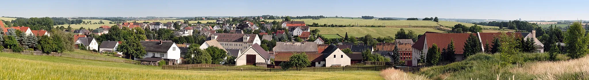 Photo showing: This image shows the district Steinpleis of the town Werdau, Germany from north. It is a fourteen segment panoramic image.