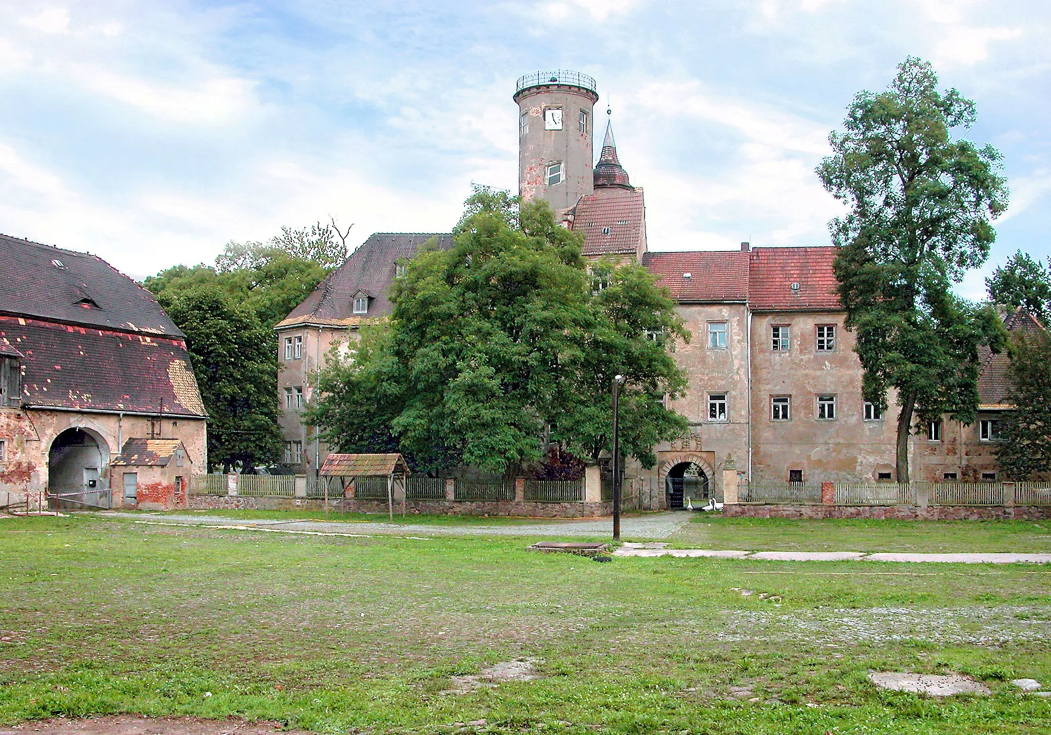 Photo showing: 08.08.2006  04749  Noschkowitz (Ostrau): Rittergut. Blick über den Gutshof nach Süden zum Nordflügel des Schlosses. Ursprüngl. Wasserburg 15.-16. Jh. 
[DSCN11011.JPG]20060808385.DR.JPG(c)Blobelt