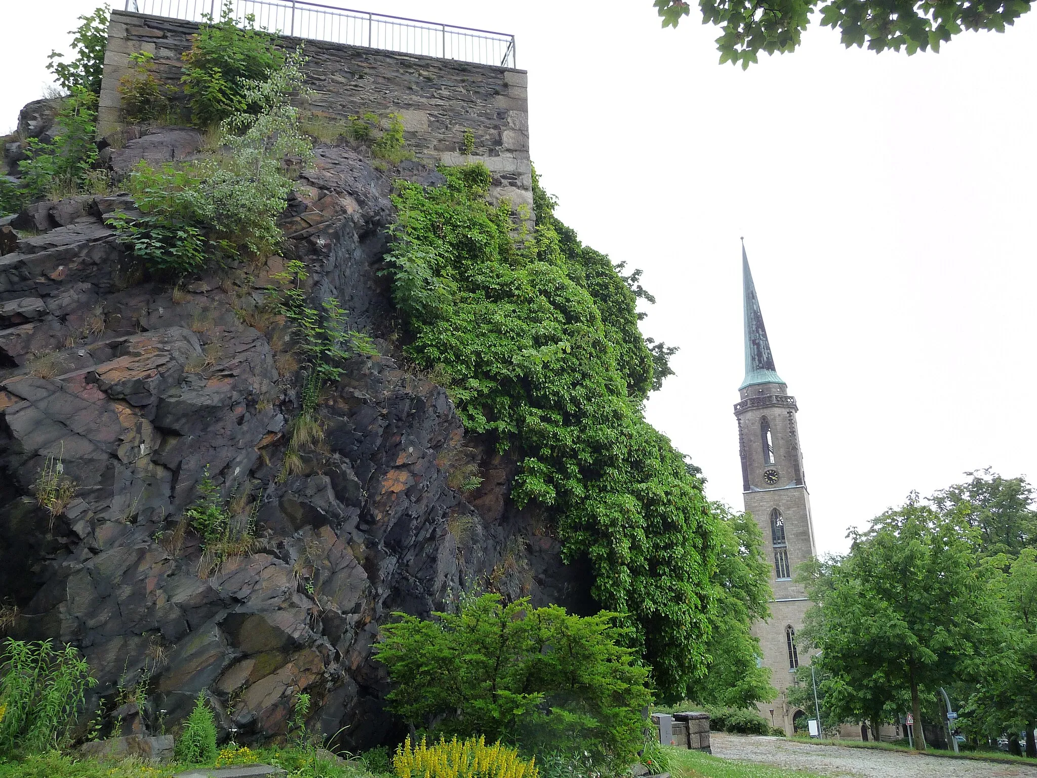 Photo showing: The castle rocks and the St. Cross church in Falkenstein, Saxony, Germany.