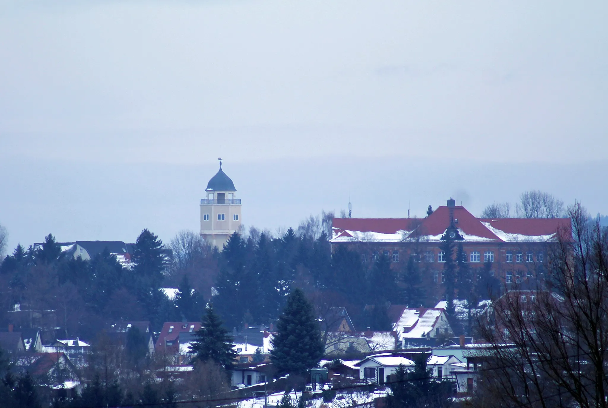 Photo showing: Water tower of Oberplanitz, former "Lessing" school at the right. Oberplanitz, city of Zwickau, Saxony, Germany.