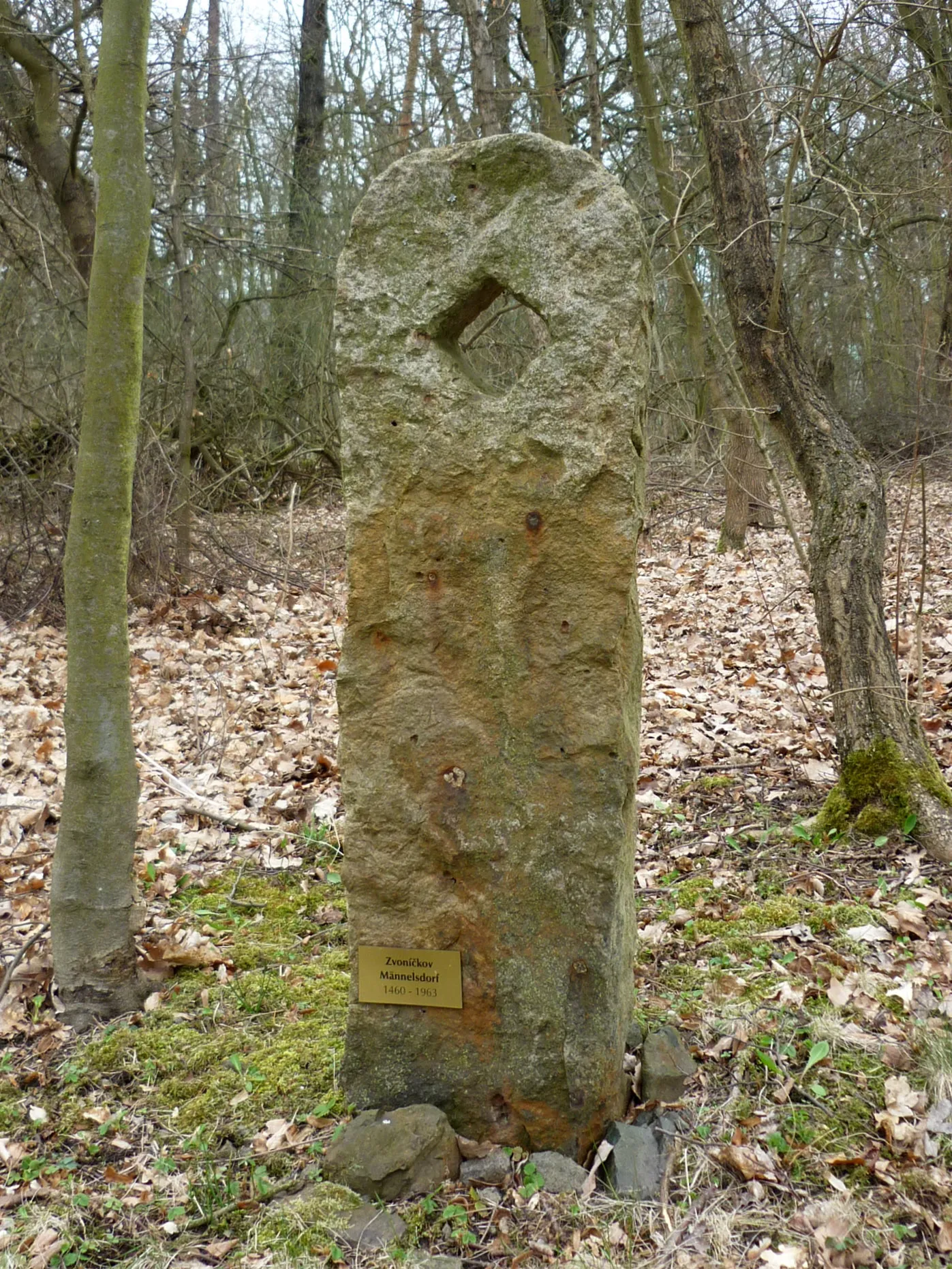 Photo showing: Lapidarium der zerstörten Orte im Duppauer Gebirge auf dem Winteritzer Kapellenberg: Zaunsäule aus Zvoníčkov – Männelsdorf (1460-1963)