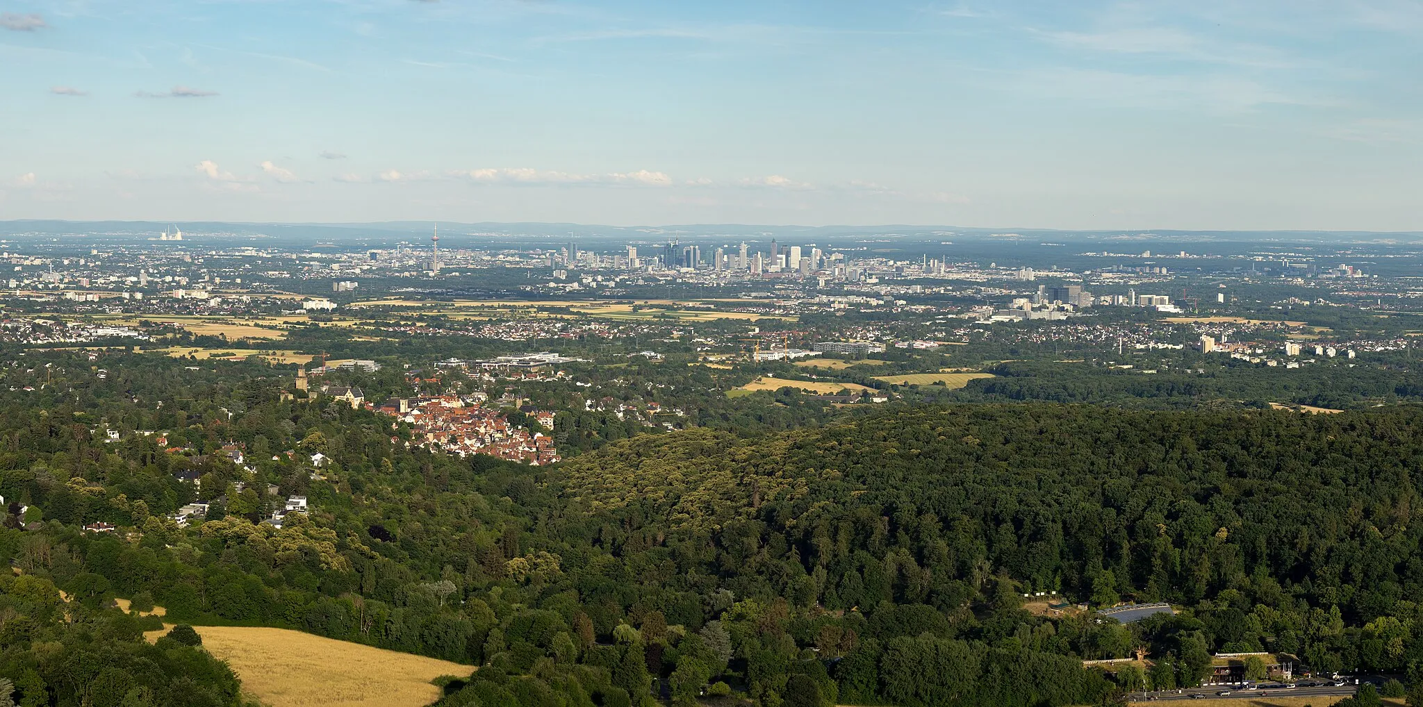 Photo showing: View from the viewpoint Dettweiler Tempel near Königstein im Taunus on Frankfurt and the surrounding area