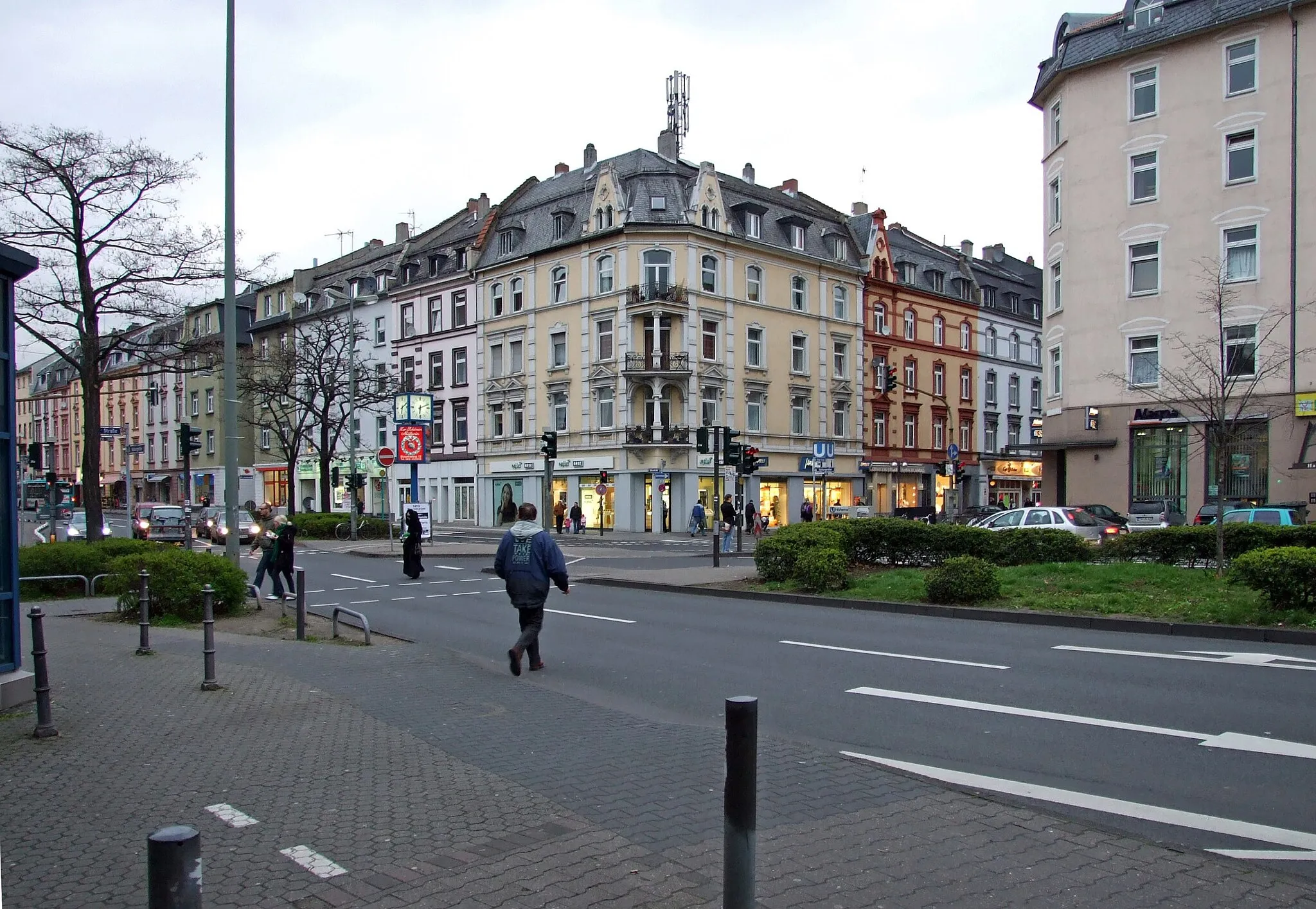 Photo showing: Noerdliche „Berger Strasse“ an der Kreuzung Hoehenstrass/Habsburger Allee (Richtung Nord), in Ffm (links: Hoehenstrasse, vorne: Habsburger)