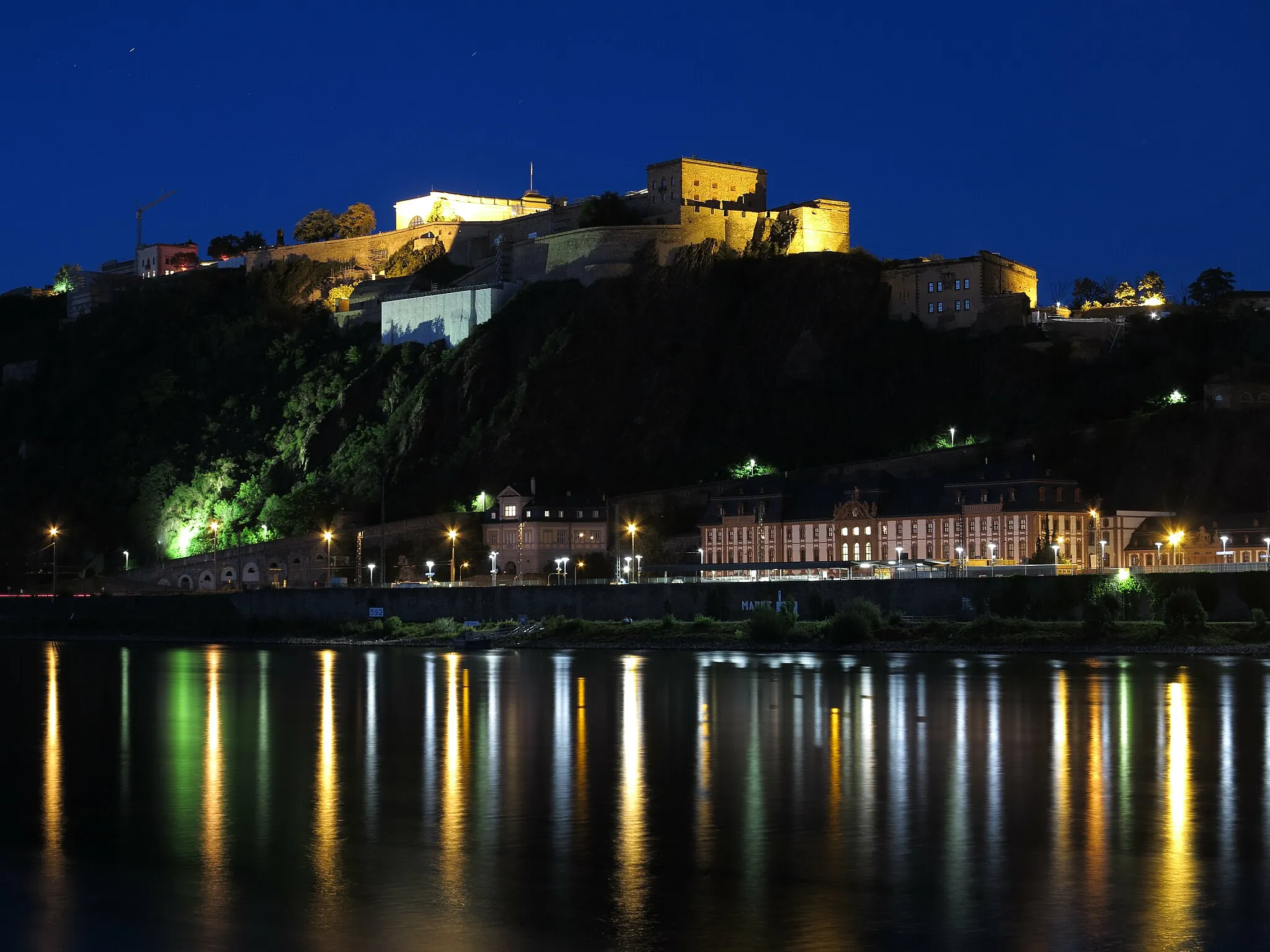 Photo showing: Koblenz, Germany: Ehrenbreitstein Fortress with Philippsburg Castle and Rhine at night