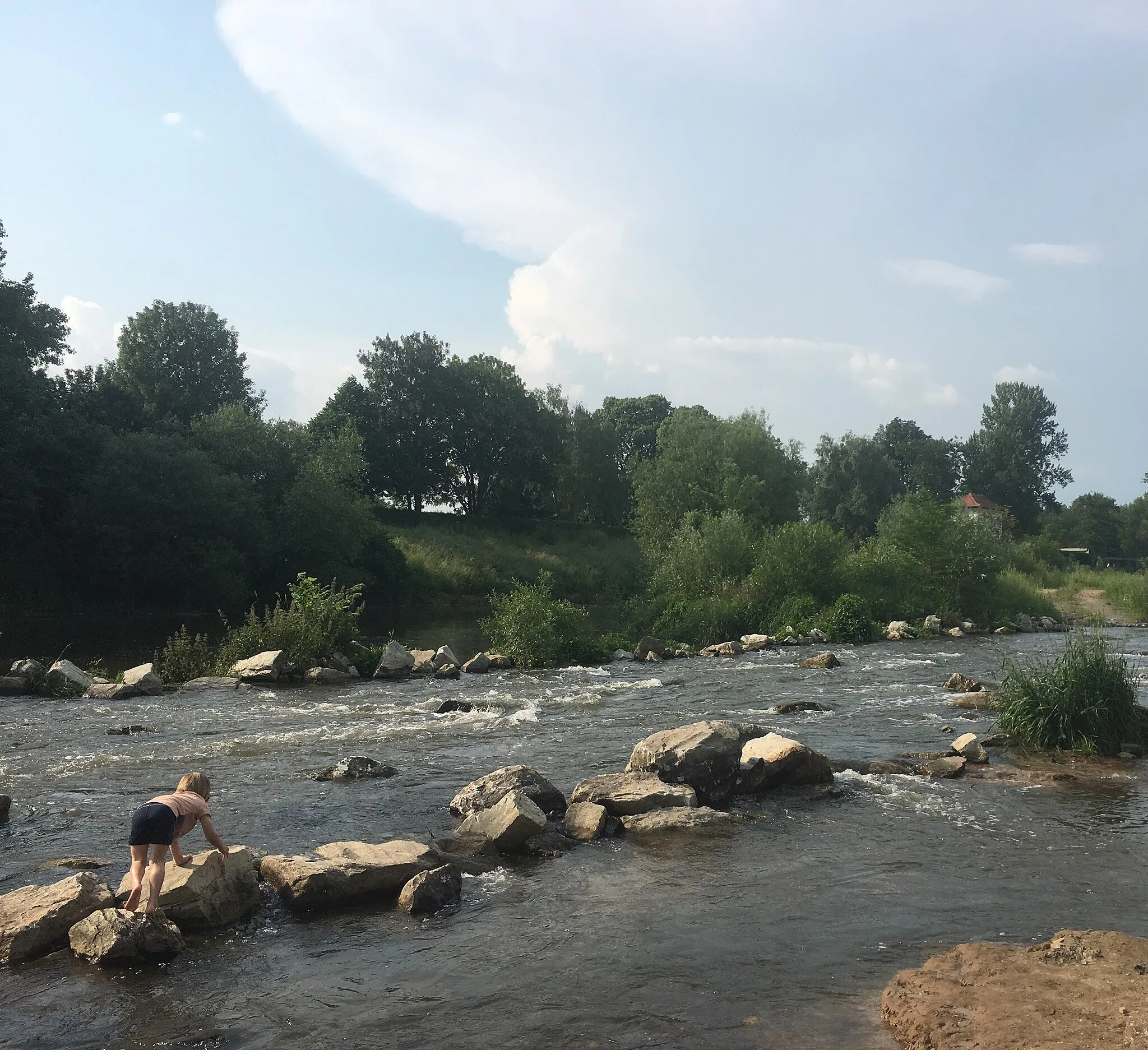 Photo showing: Die renaturierte Nidda ist besonders im Sommer ein Anziehungspunkt für die Bewohner der umgebenden Siedlungen.