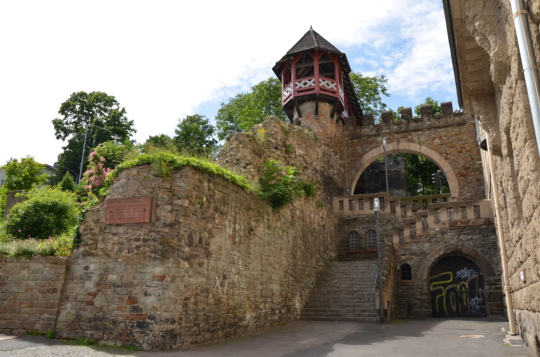 Photo showing: Römertor, Roman aqueduct (Aquae Mattiacorum), Wiesbaden