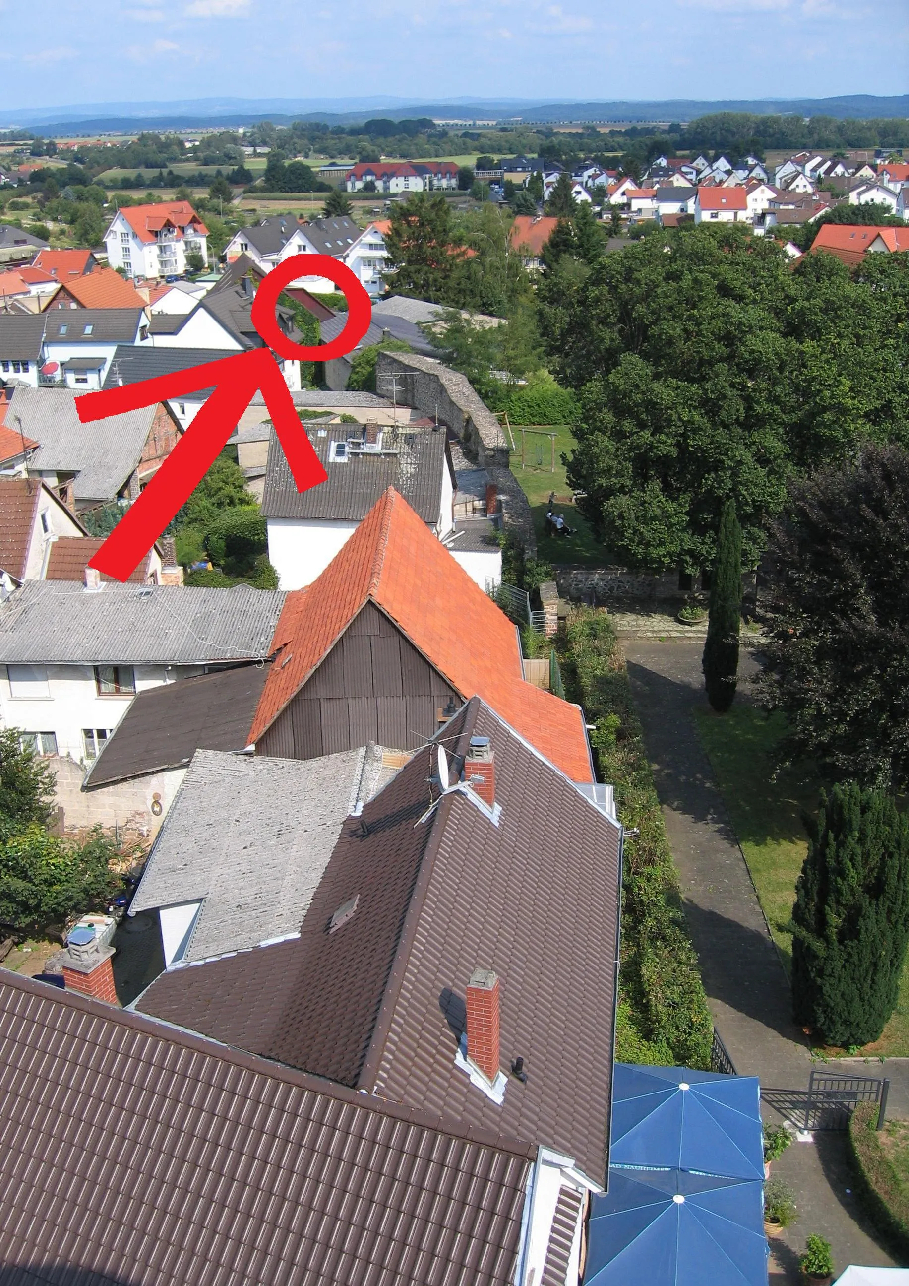 Photo showing: Verdeutlichung von der Lage des Narrenturms (ehemaliger Wehrturm und nun auf einem Privatgrundstück) und Reste sowie der Verlauf der Stadtmauer um Wölfersheim kann man erkennen. Bild vom Weißen Turm aus. Blickrichtung: Osten