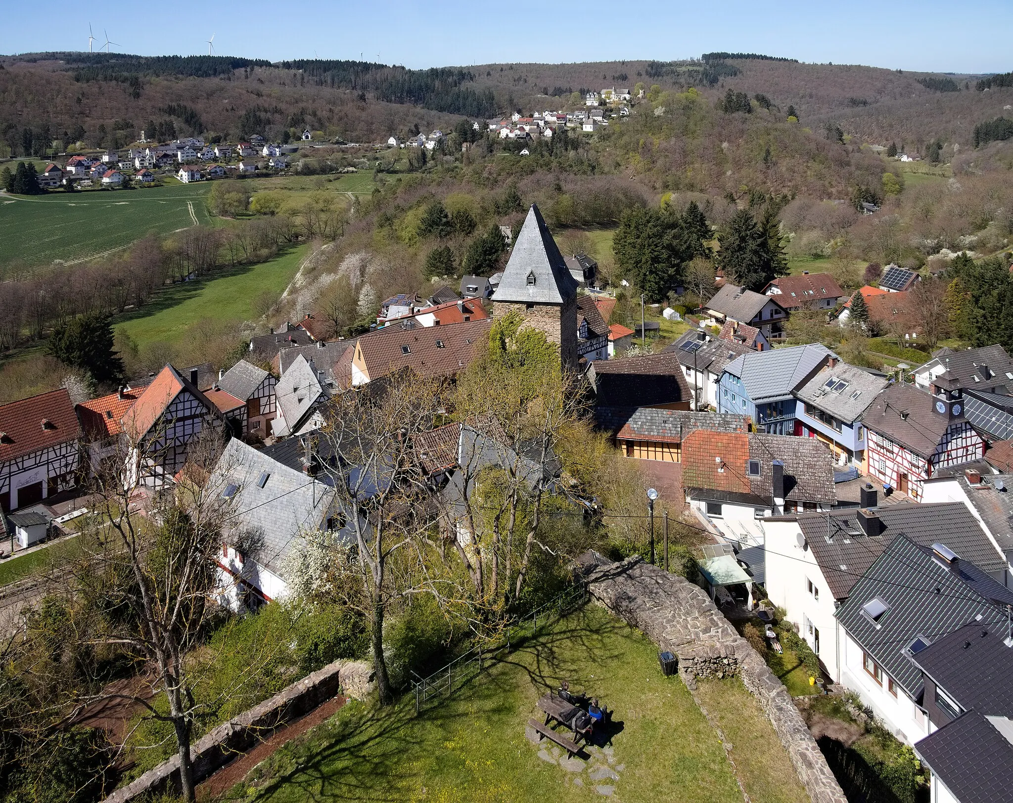 Photo showing: View over Altweilnau in the direction of Neuweilnau from the top of the keep of Altweilnau castle. In foreground the medieval gate tower of Altweilnau.