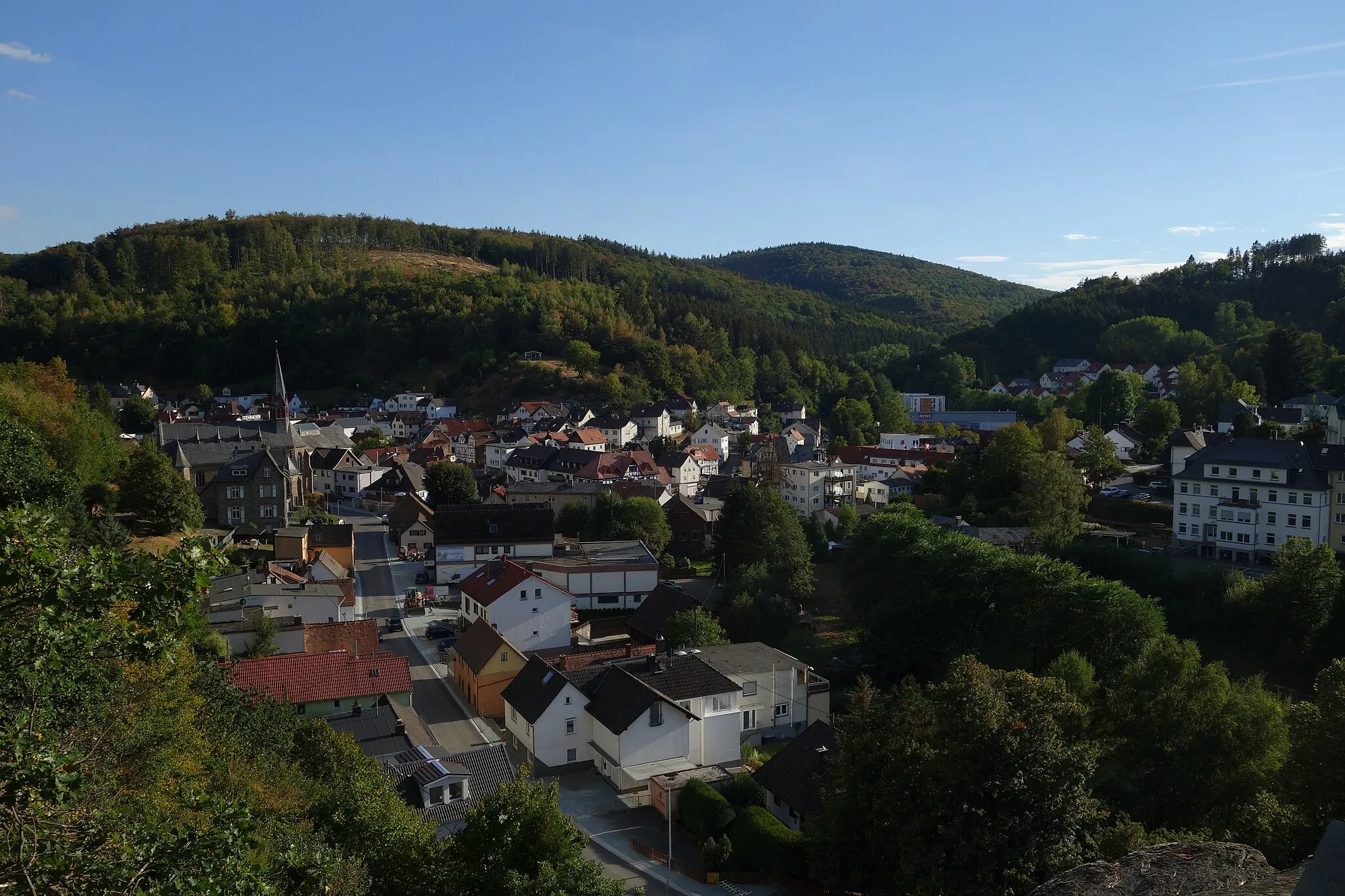 Photo showing: View from "Wieger-Felsen" over Schmitten im Taunus, in the back mountains (from the left) Pfaffenrod and Sängelberg