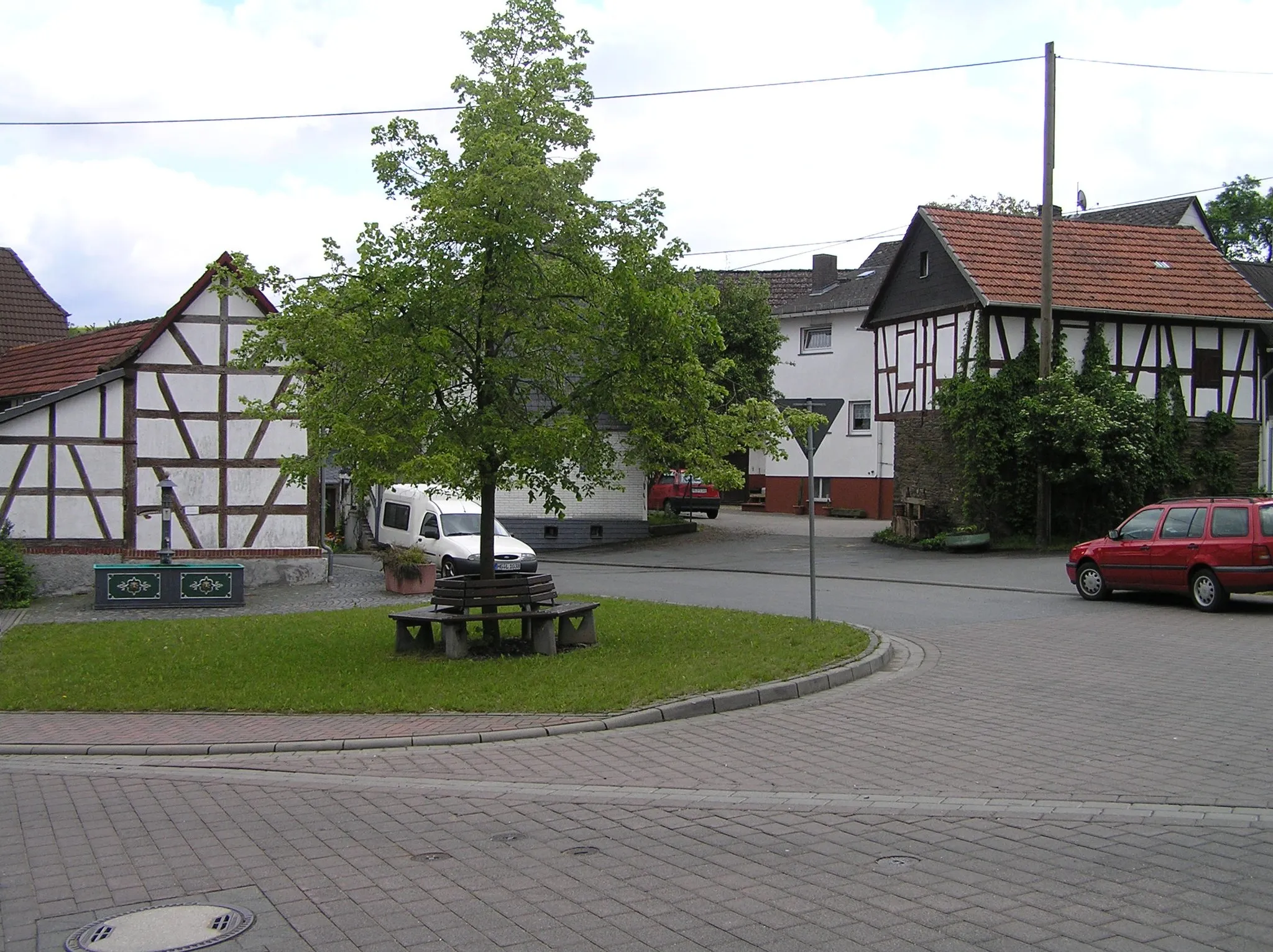 Photo showing: Naunstadt, Grävenwiesbach, Blick vom DGH auf den Platz und den Brunnen