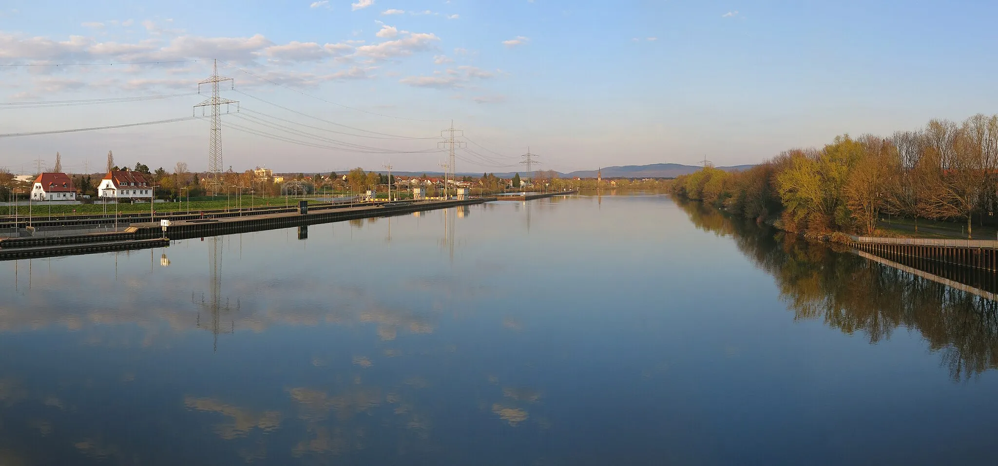 Photo showing: View from the weir between Großkrotzenburg and Klein-Krotzenburg, Hesse, eastward over the Main river.