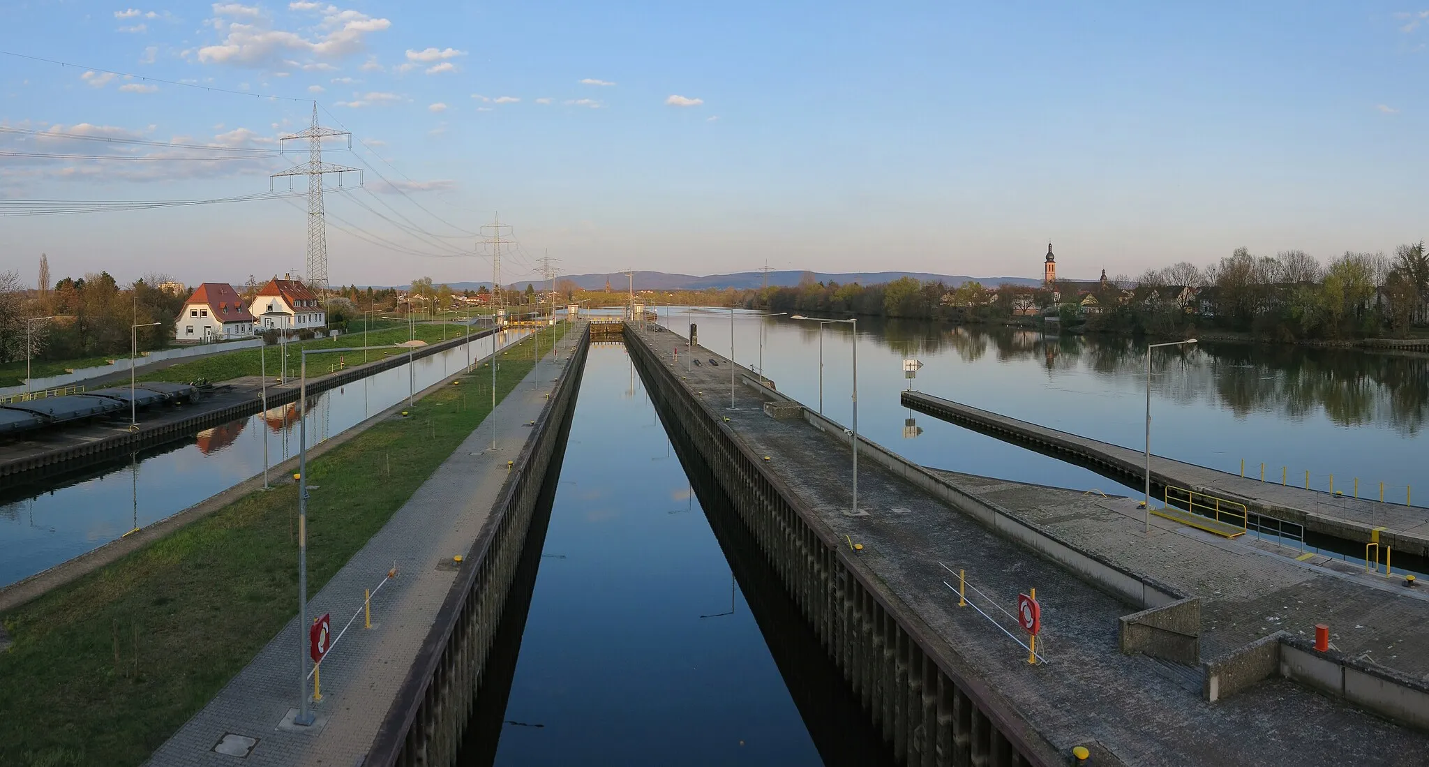 Photo showing: Lock at the Weir on the Main river between Großkrotzenburg and Klein-Krotzenburg, Hesse, with view upriver.