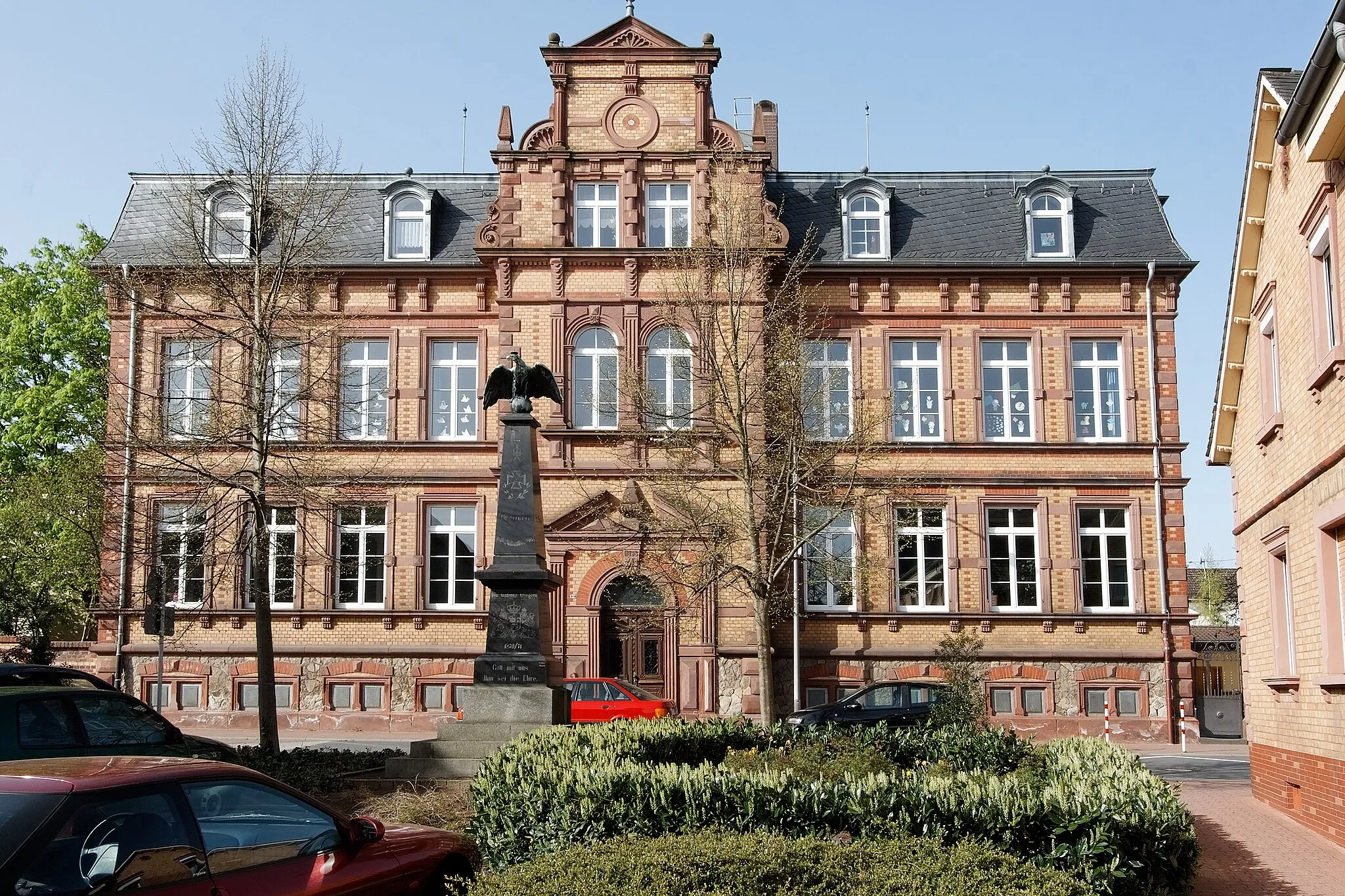 Photo showing: Grundschule in Schaafheim (Hessen), Jahreszahl 1895 über dem Eingang.