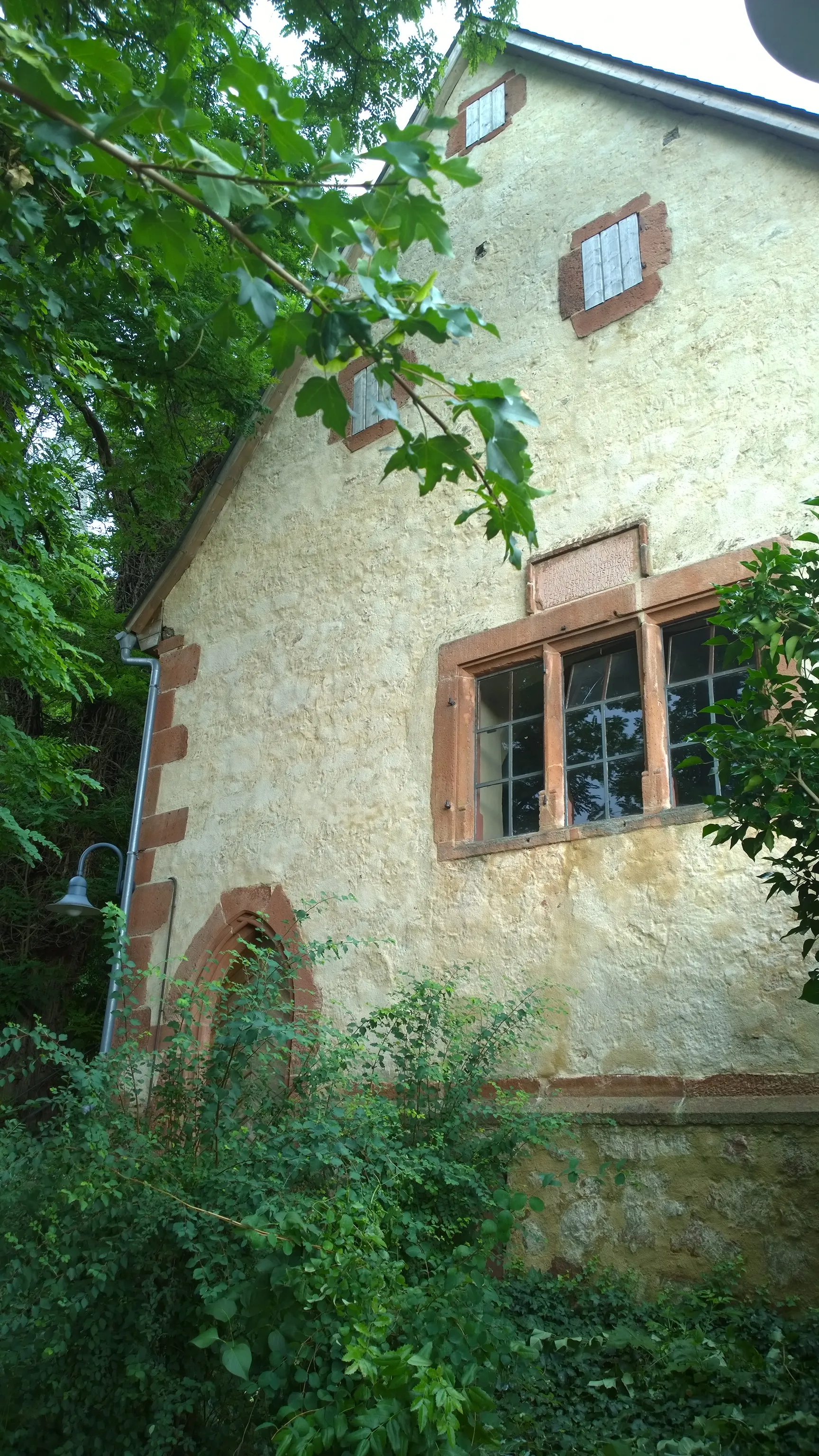 Photo showing: Die Südseite der mittelalterlichen Kapelle in Schaafheim (verm. ältestes Gebäude im Ort)