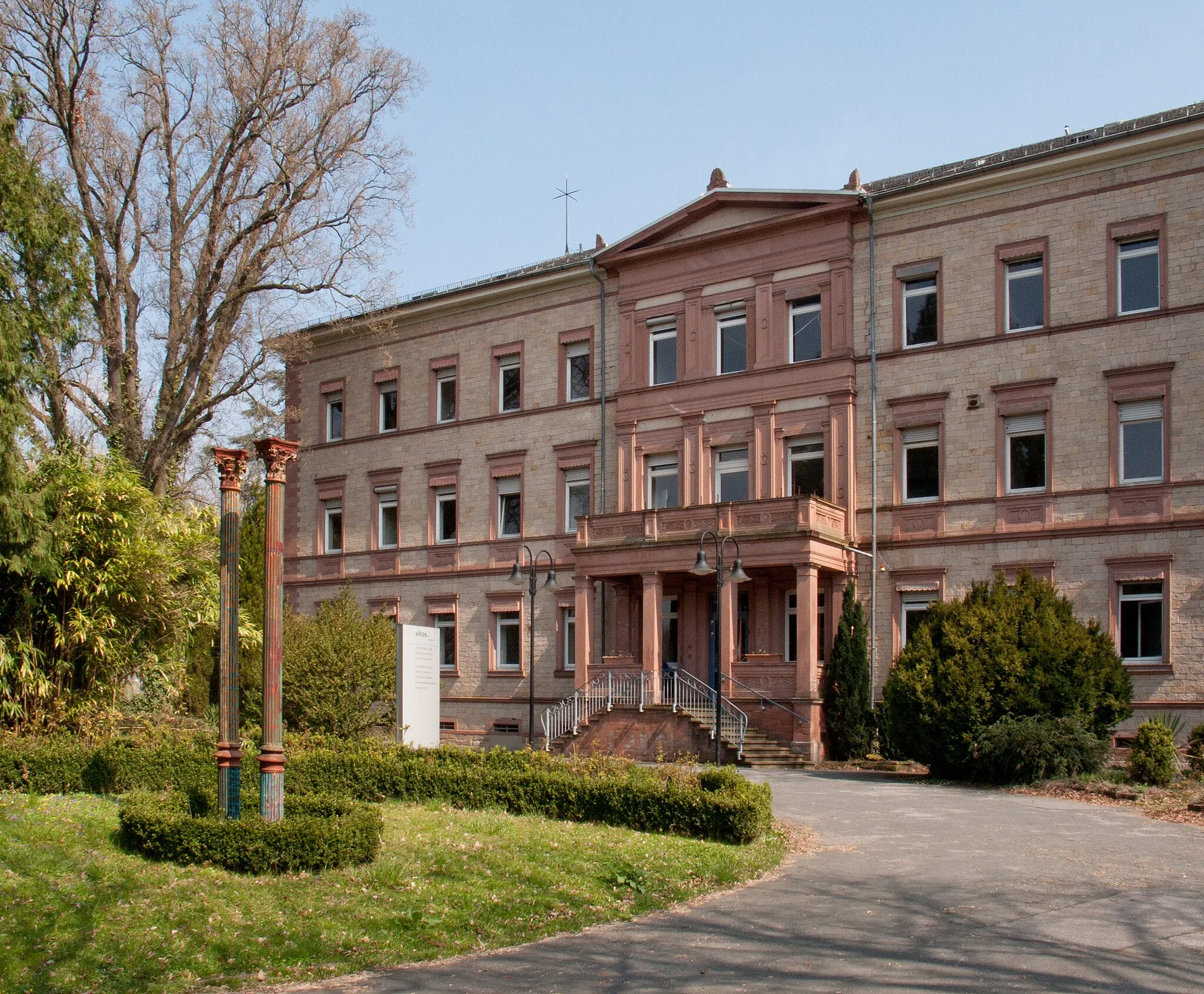 Photo showing: The Bergstraße Sports & Country Club. Rondell an der Hauptzufahrt mit ehem. Verwaltungsgebäude.