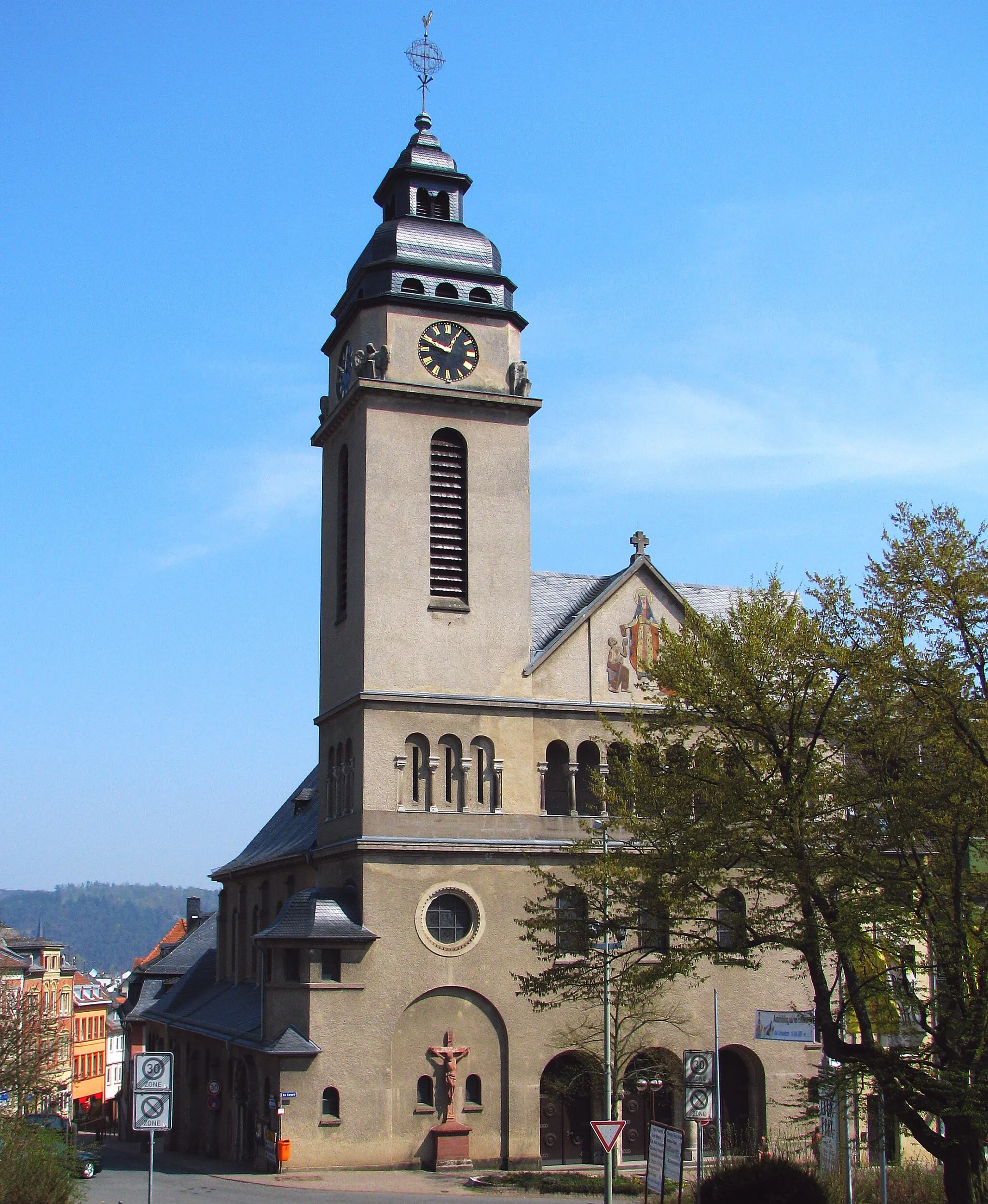 Photo showing: römisch-katholische Kirche St. Elisabeth in Bad Schwalbach (Hessen), Am Kurpark / Kirchstraße; erbaut 1914–1916 nach Entwurf von Hans Rummel; Turm 55 m hoch; unter Denkmalschutz