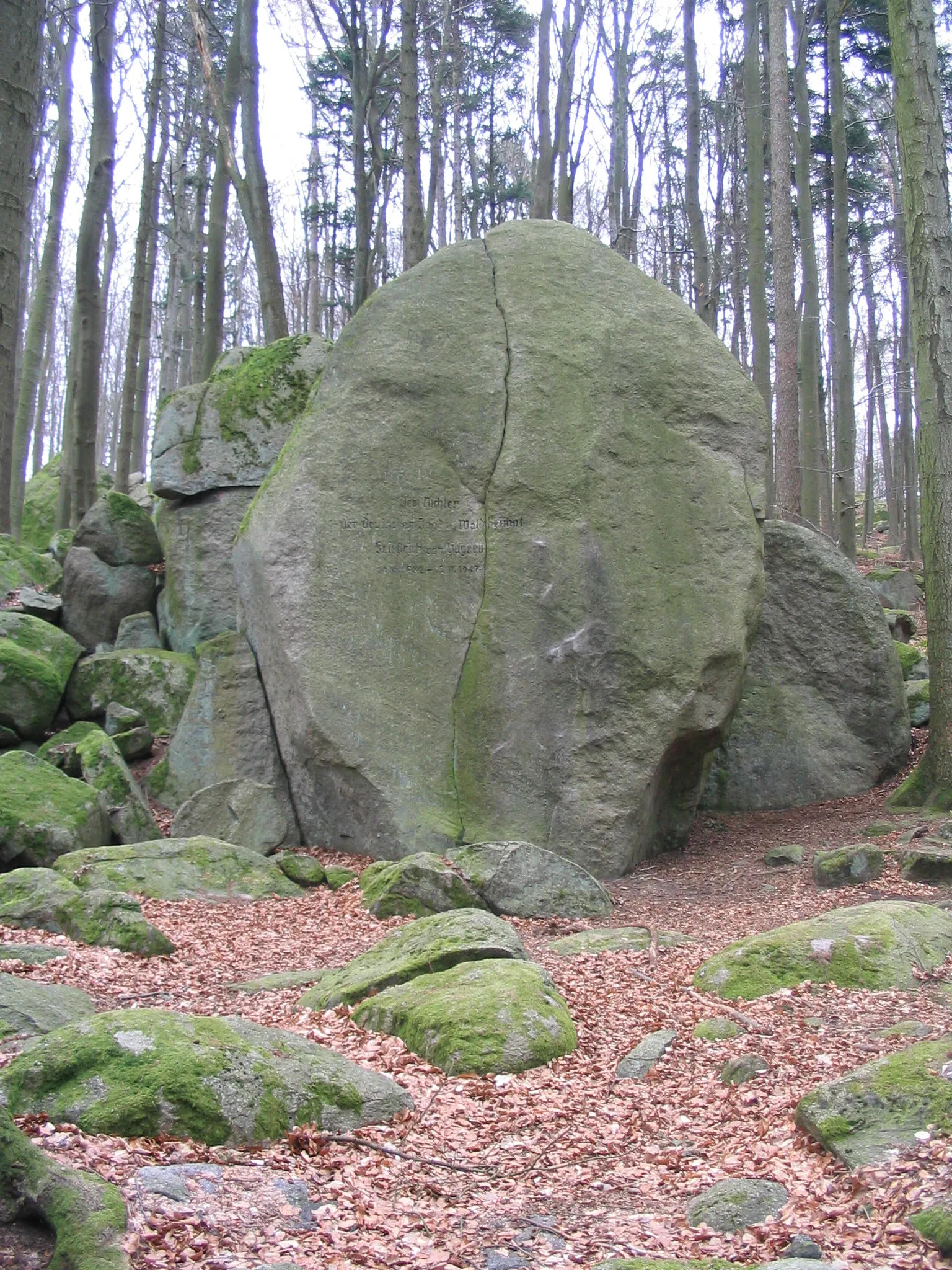 Photo showing: Gagernstein: als Gedenkstein  verwendeter Flasergranitoid-Fels der Rimdidim" - Formationen bei Steinau (Odenwald)