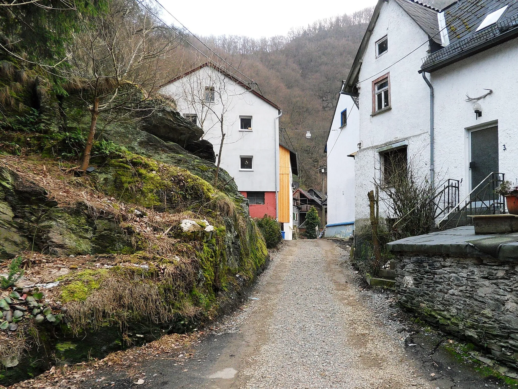 Photo showing: Blick von der Wisperstraße in Geroldstein im Taunus in die Straße Burgring, die den Burgfelsen entlang der früheren Wisperschleife von drei Seiten umgibt