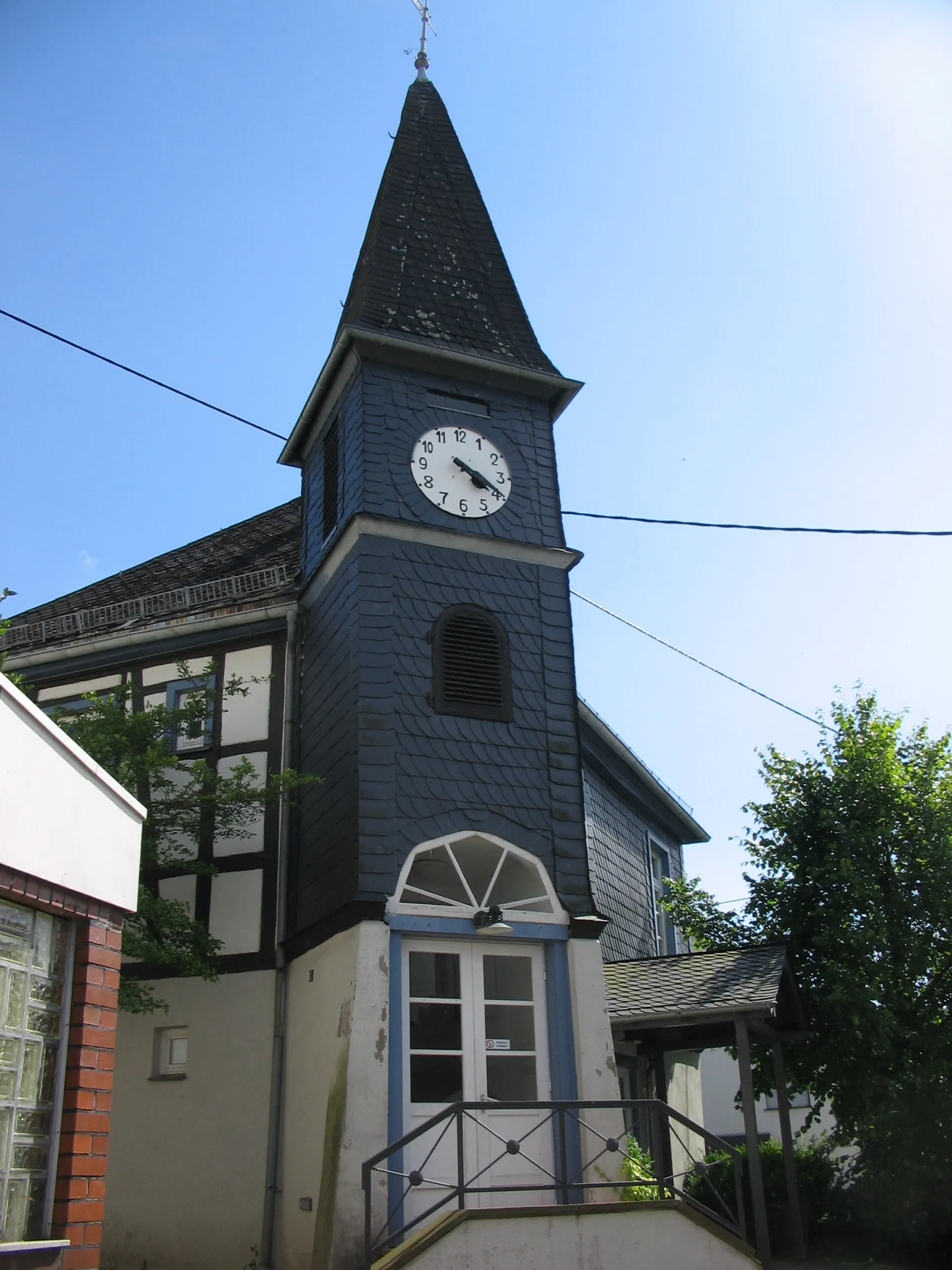 Photo showing: Uhrtürmchen des alten Rathauses in Hausen vor der Höhe mit Eingangstür