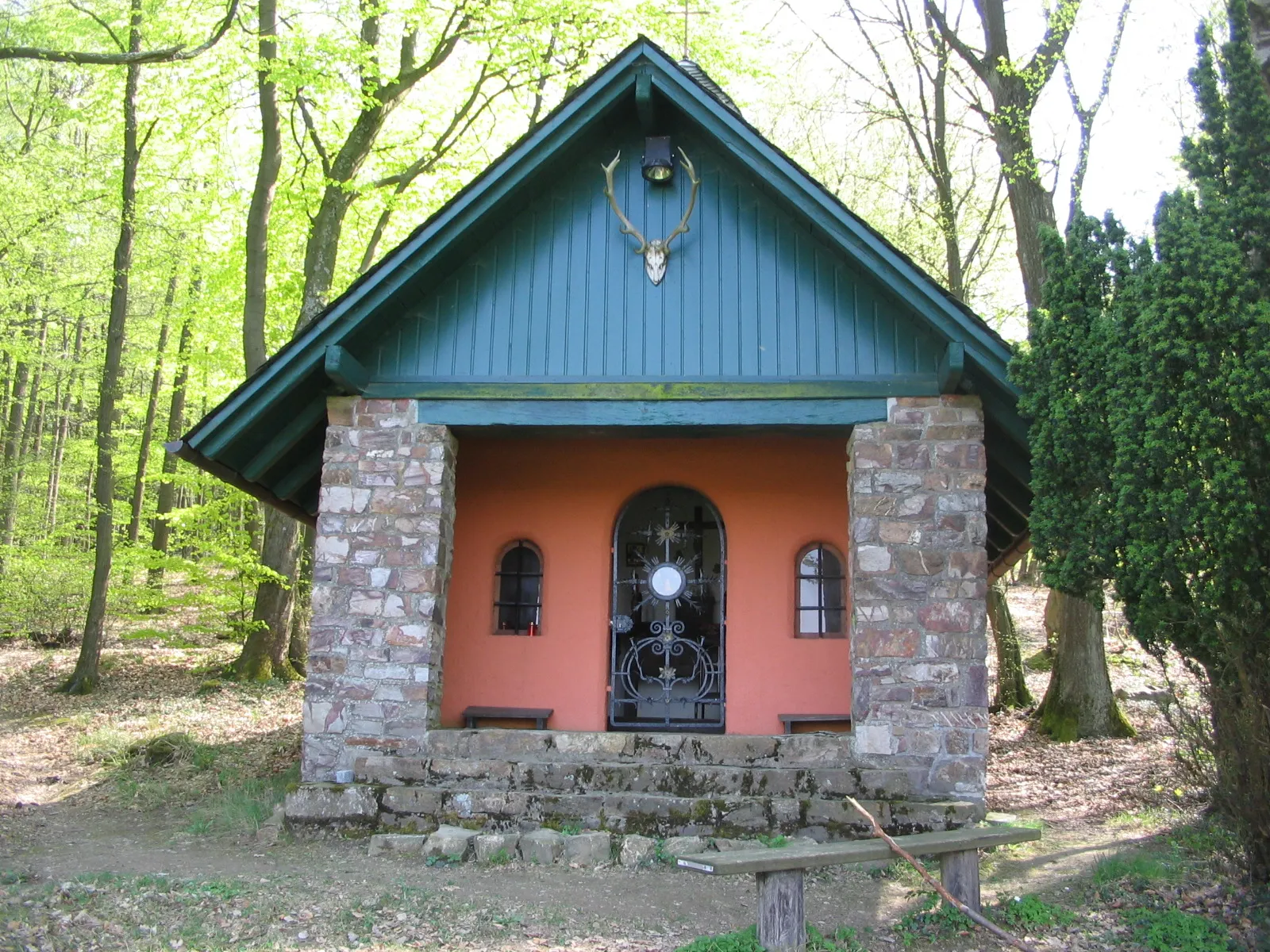 Photo showing: St.-Josef-Kapelle bei Hof Mappen am Rheingauer Gebück, erbaut 1938 von Richard Graf Matuschka-Greiffenclau und seiner Frau Eleonore