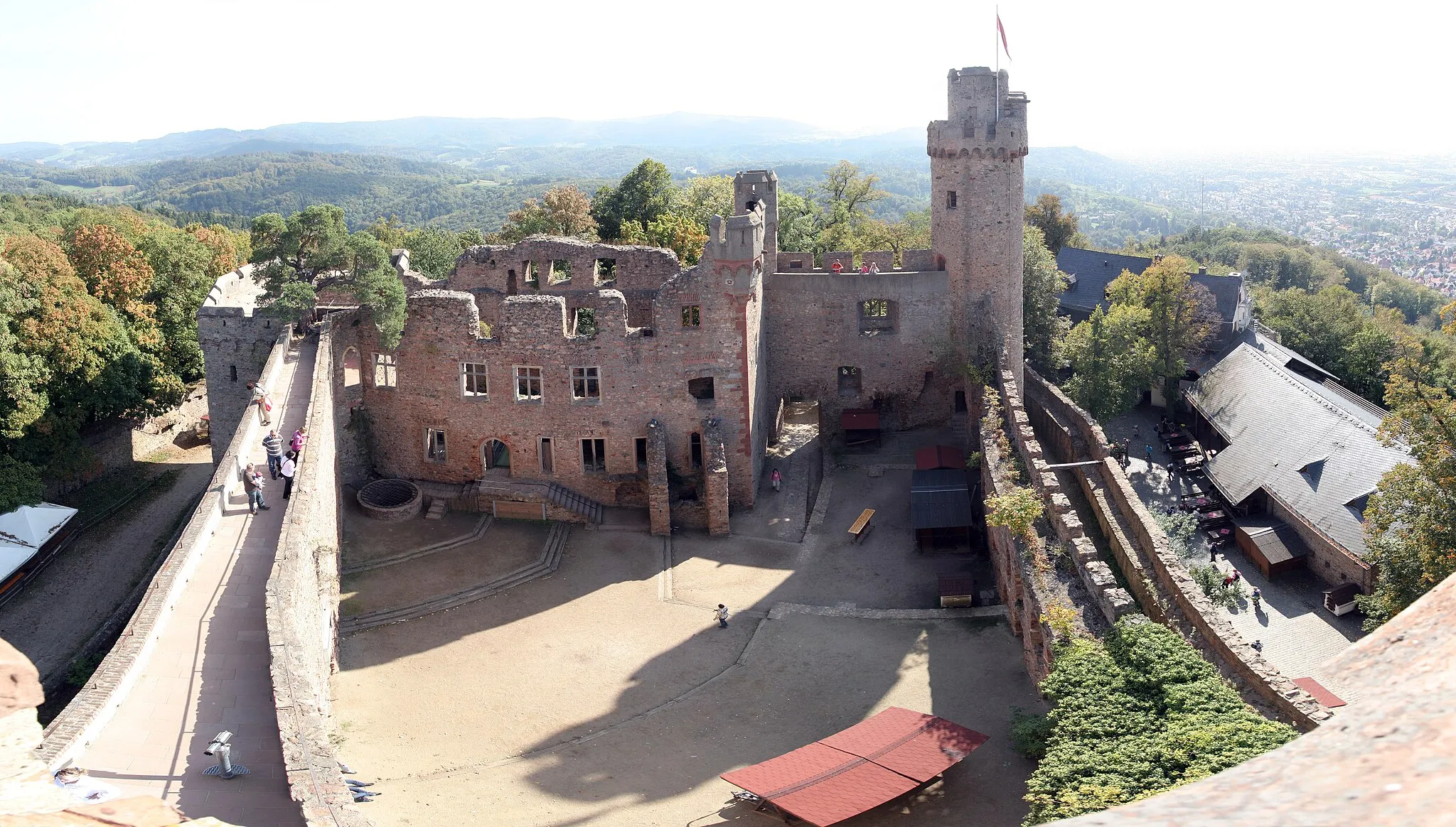 Photo showing: Das Auerbacher Schloss vom Nordturm aus fotografiert. Aus 12 Einzelaufnahmen mit Hugin zusammengesetzt.