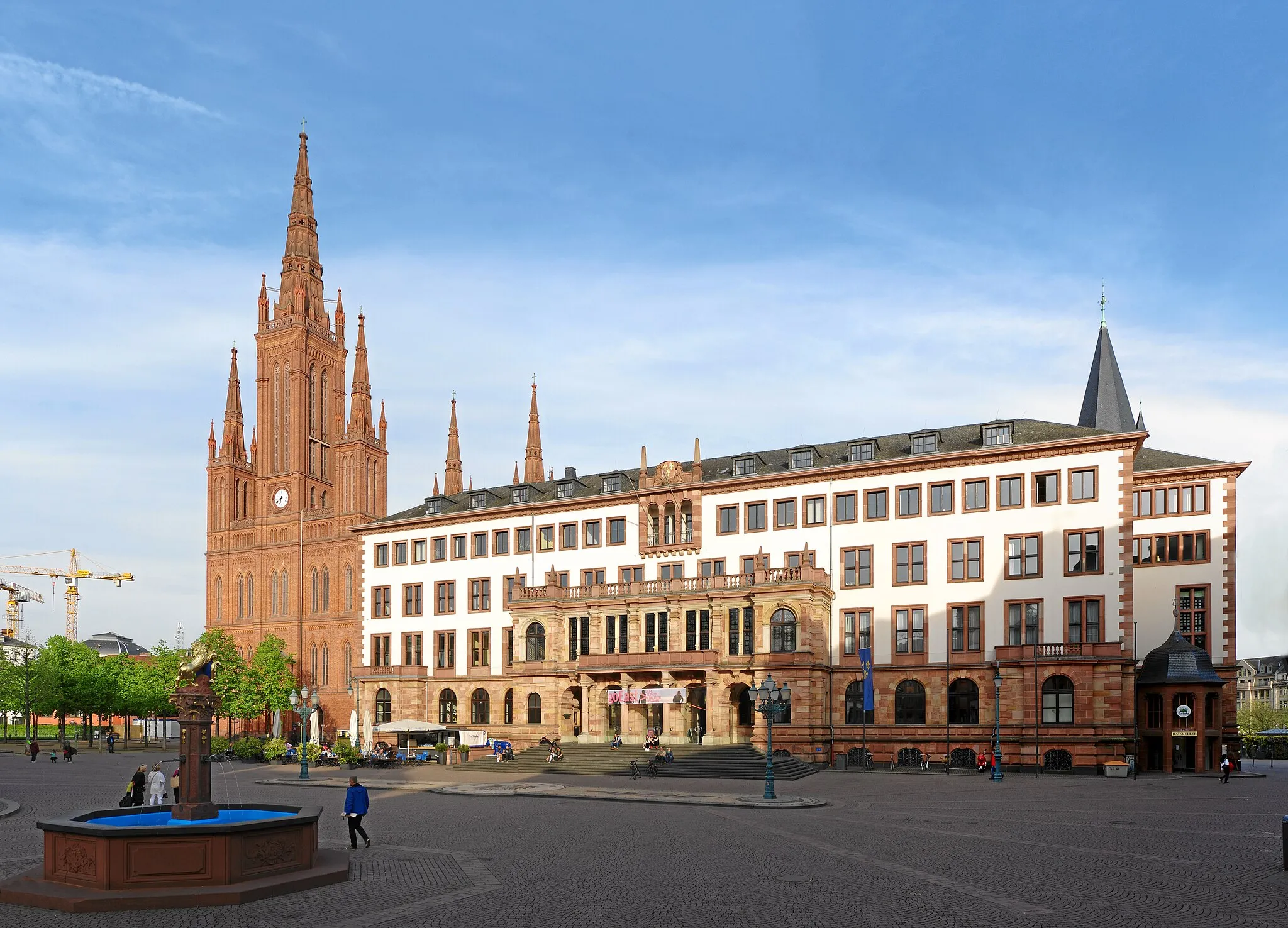 Photo showing: Deutschland, Wiesbaden, Marktkirche, Neues Rathaus, Marktbrunnen