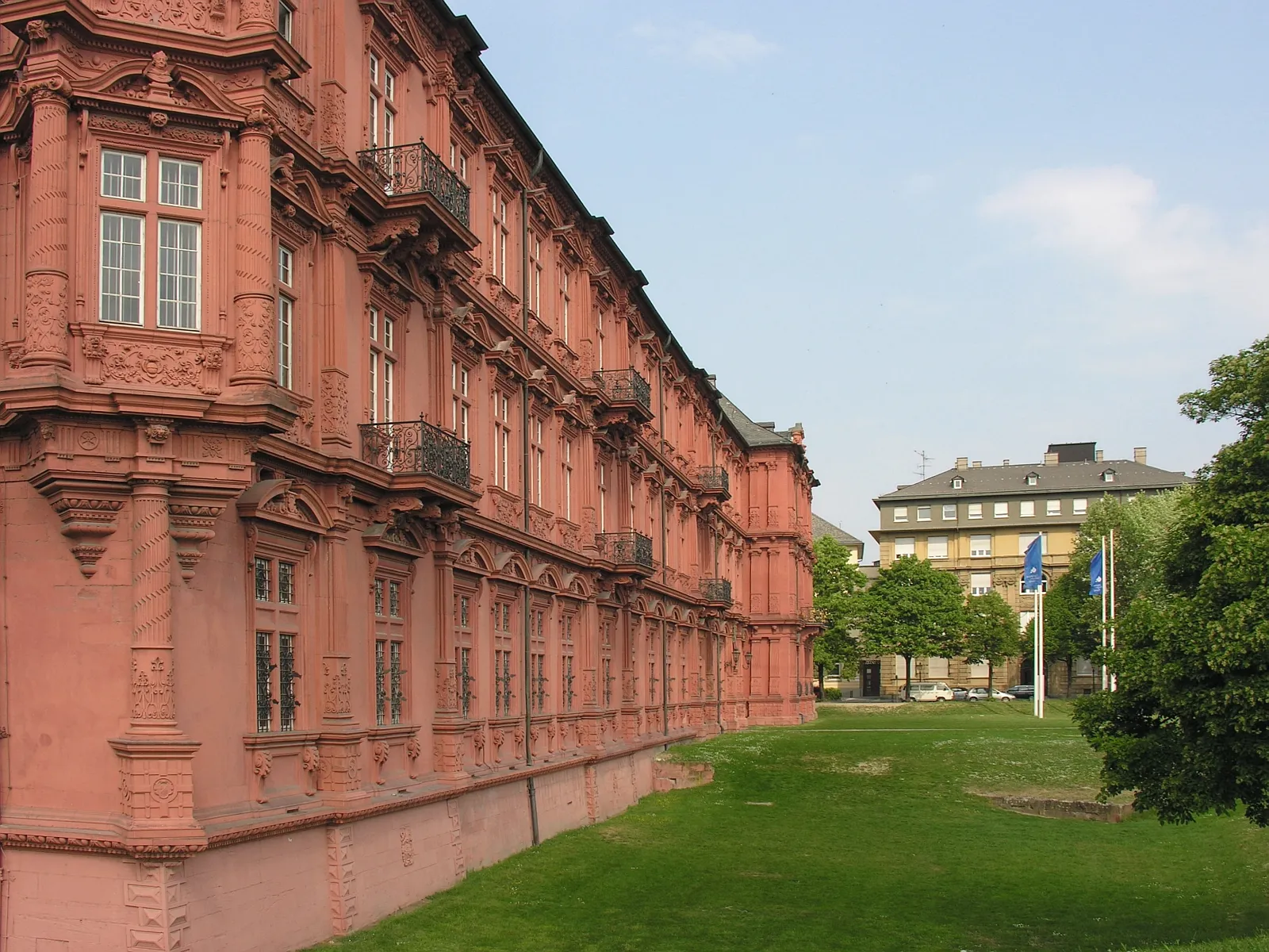 Photo showing: Mainz die nach Osten dem Rhein zugewandte Fassade vom Kurfürstlichen Schloss Foto 2007 Wolfgang Pehlemann Wiesbaden DSCN1345