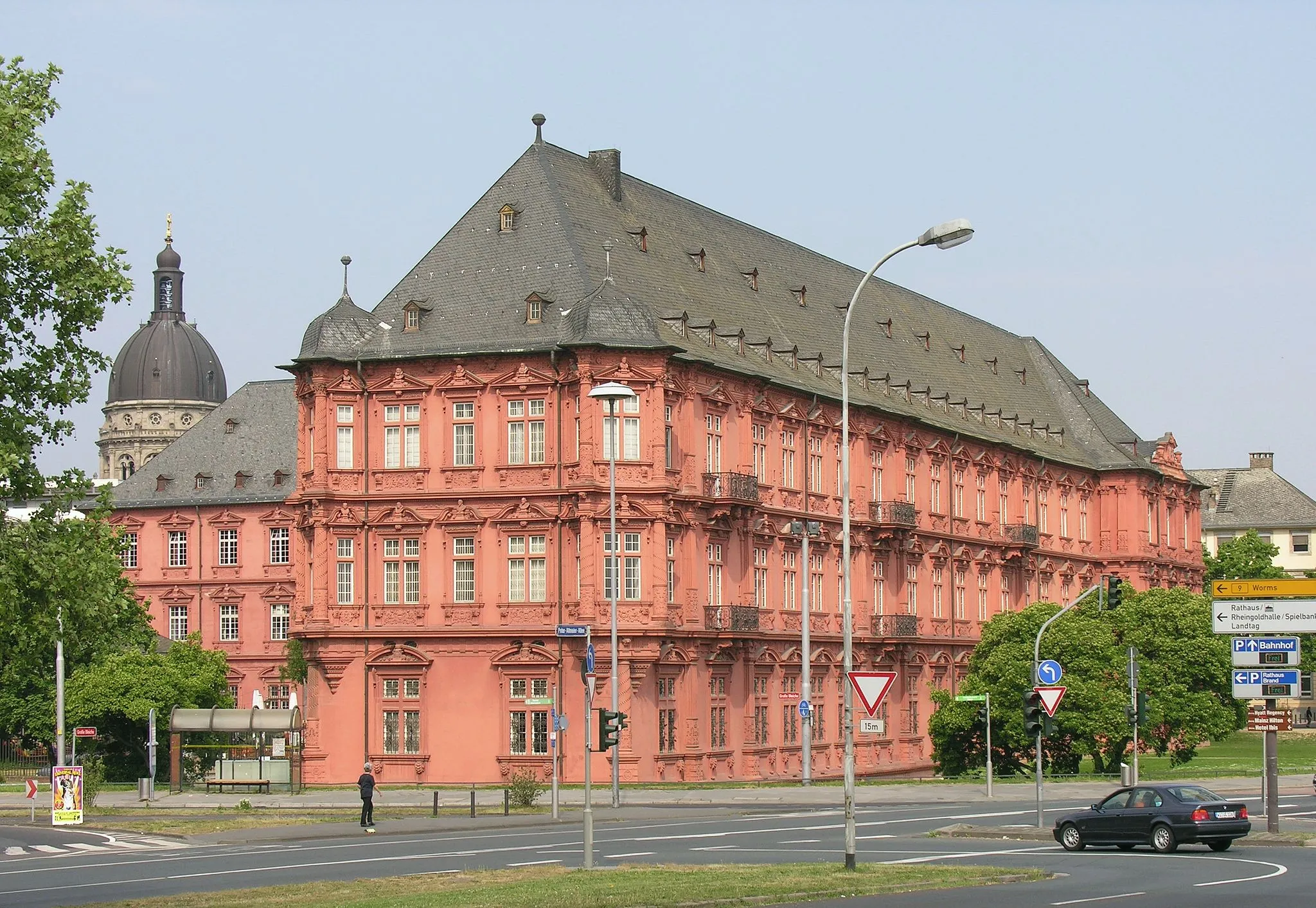 Photo showing: das Kurfürstliche Schloss zu Mainz an der Rheinallee Foto von Südost 2007 Wolfgang Pehlemann Wiesbaden DSCN1327