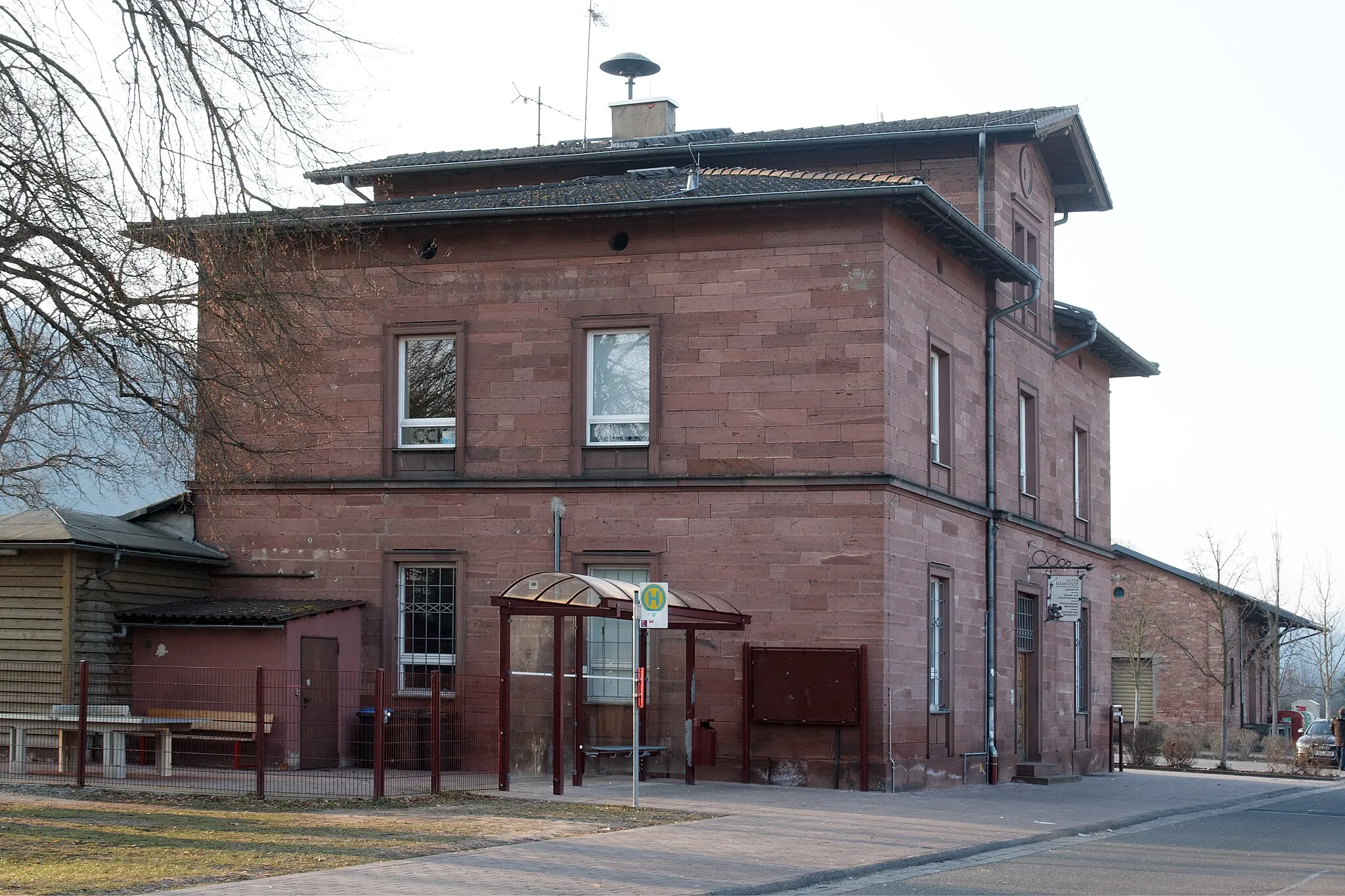Photo showing: Ehemaliges Stationsgebäude des Bahnhofs Kleinheubach (Bayern), jetzt als Jugendtreff und Haus der Vereine genutzt.