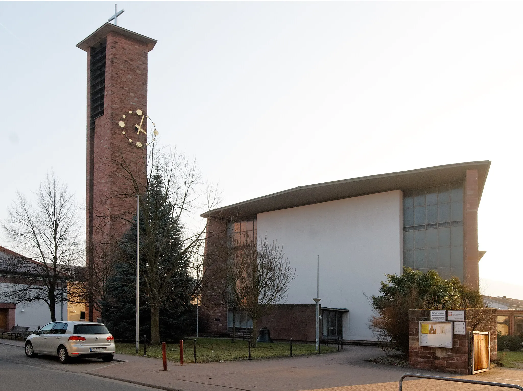 Photo showing: Katholische Kirche "Heiligste Dreifaltigkeit" in Kleinauheim (Bayern), erbaut 1954–1956.