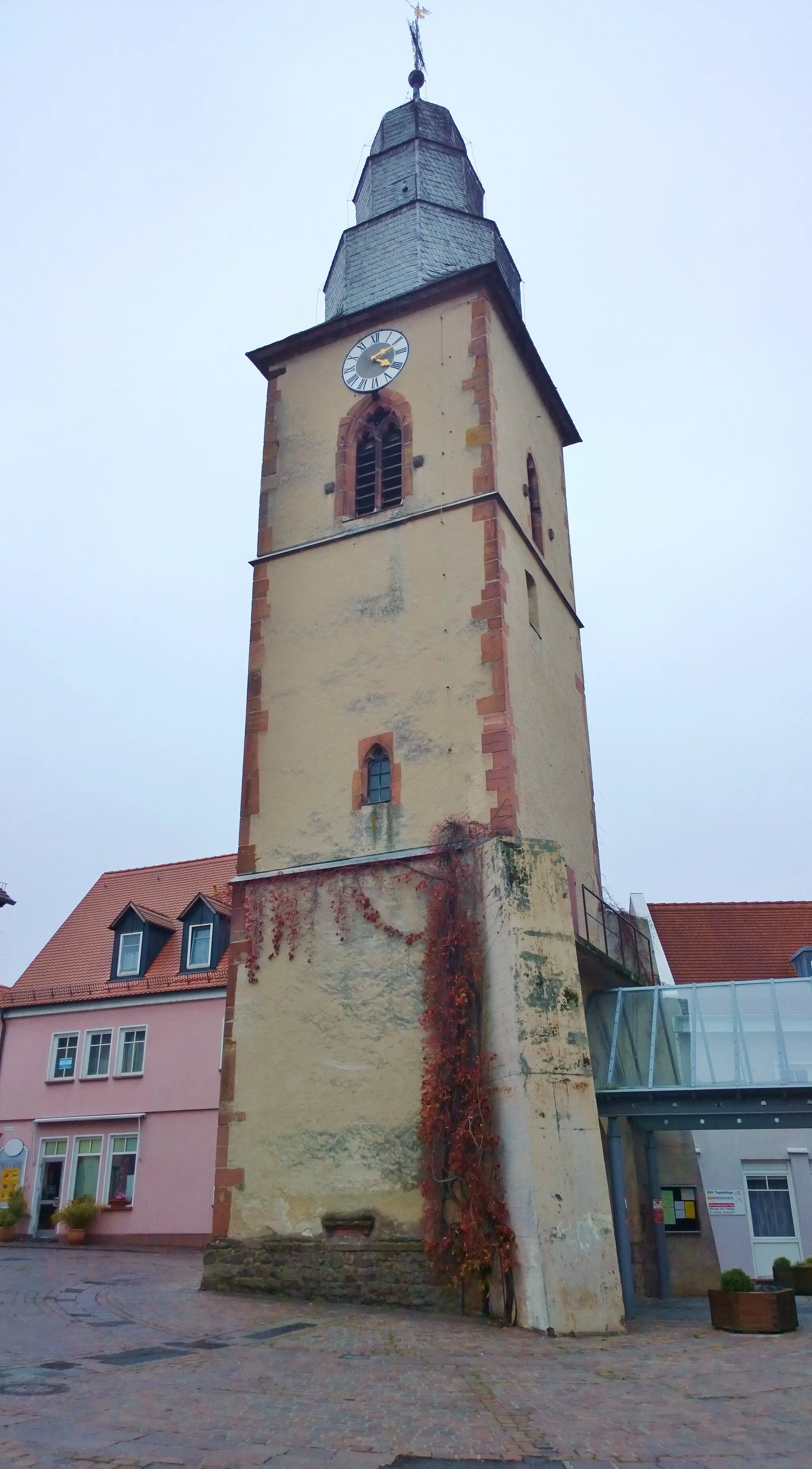 Photo showing: Freistehender mittelalterlicher Kirchturm der Stadtkirche von Obernburg unterhalb des Rathauses