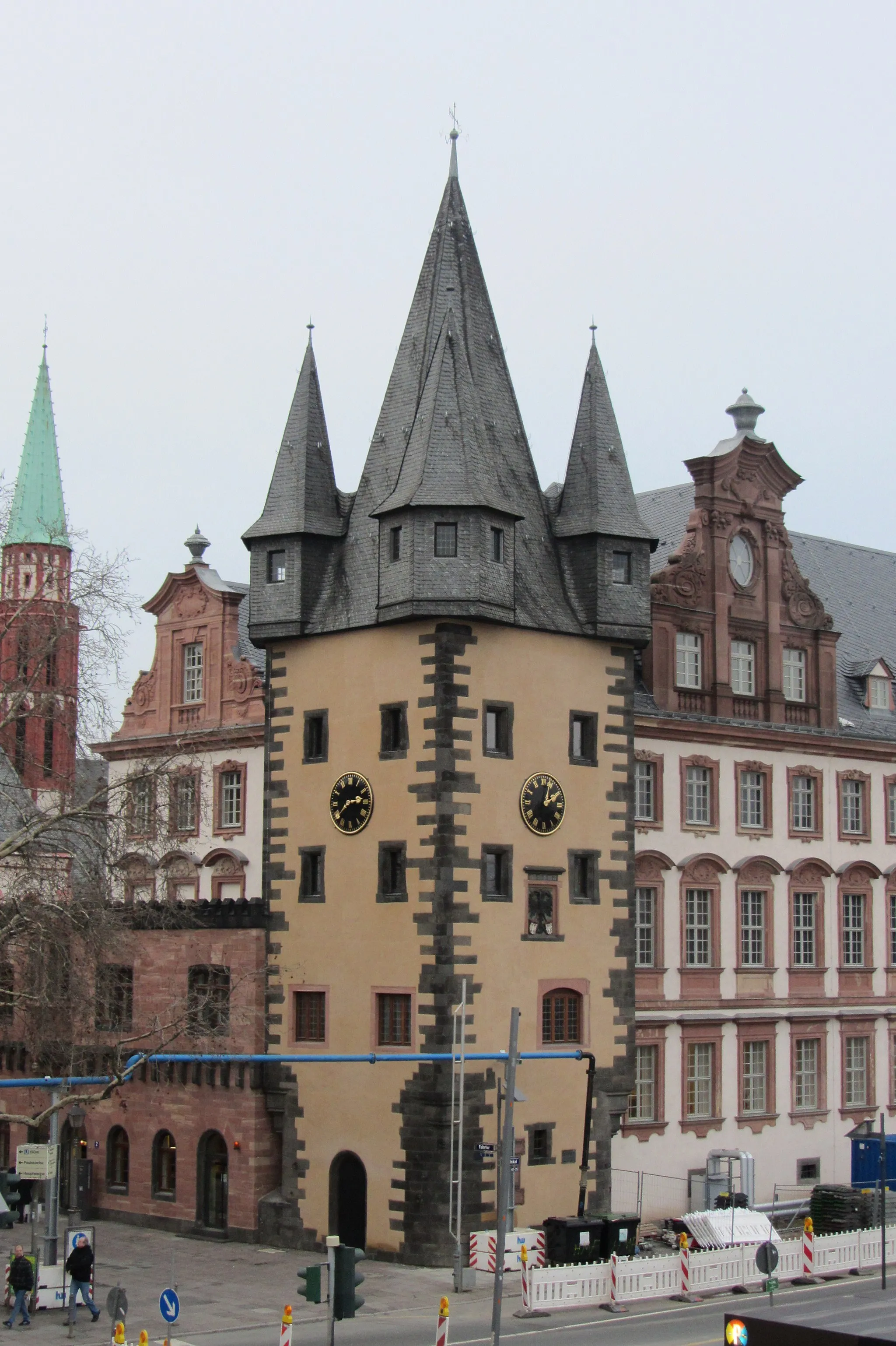 Photo showing: Der Rententurm in Frankfurt am Main mit neuer Uhr.