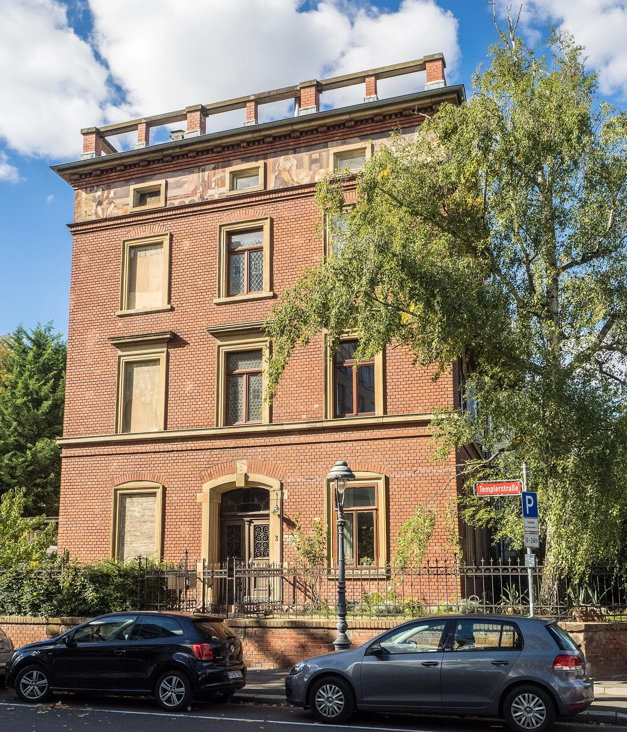 Photo showing: Wohnhaus
Mainz, Uferstraße 3

dreiseitig freistehendes Eckhaus, dreieinhalbgeschossiger Backsteinkubus, 1888, Architekt Franz-Josef Usinger; im Mezzanin großformatige Malerei, frühe 1930er Jahre; bauzeitliche Einfriedung