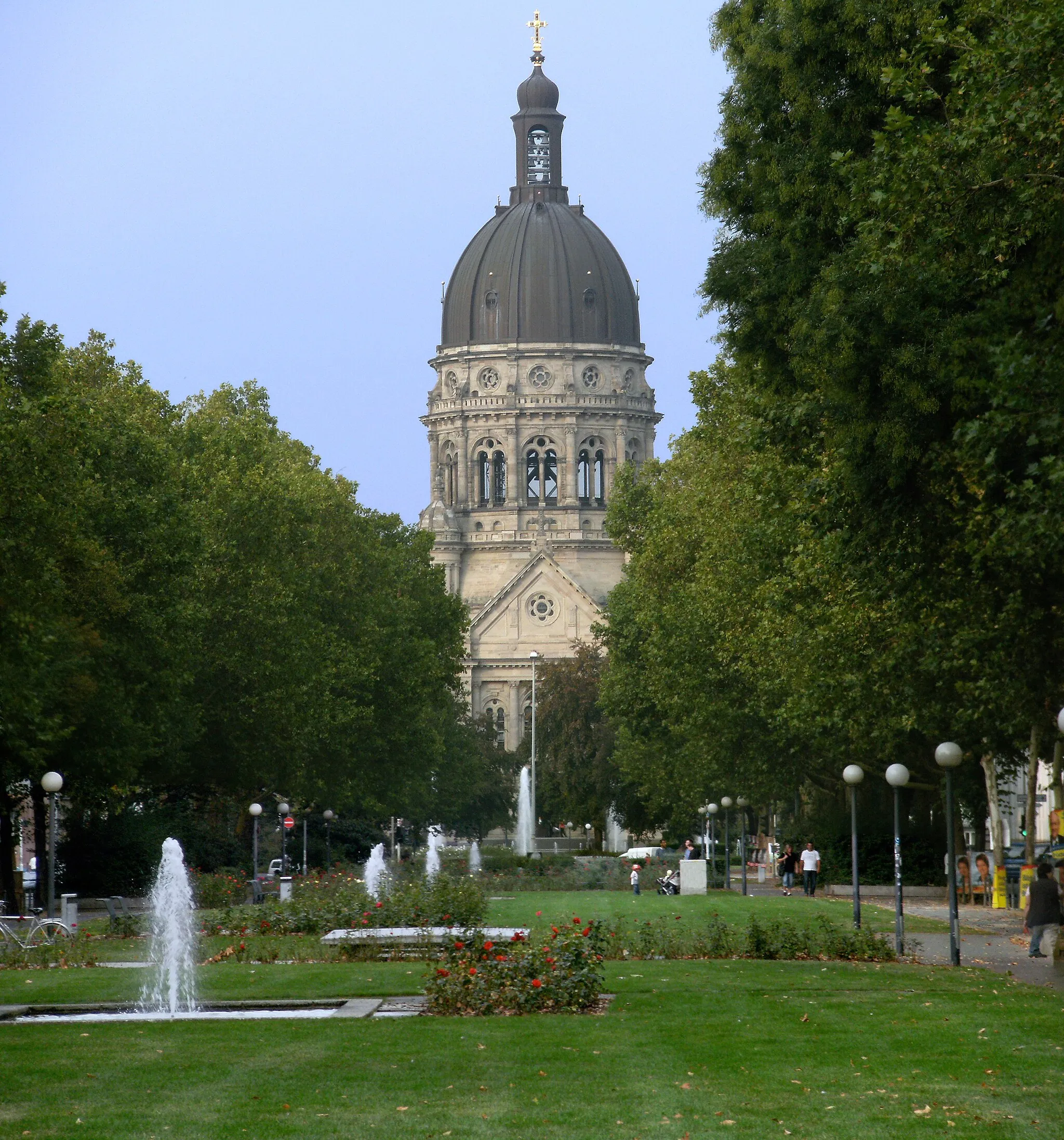 Photo showing: Park auf der Kaiserstraße mit der Christuskirche am Ende. Stiched mit Photoshop aus 3 Bildern.