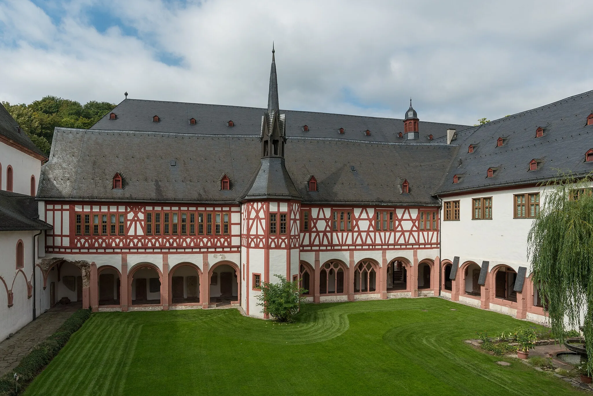 Photo showing: The cloister of Kloster Eberbach as seen from the first floor