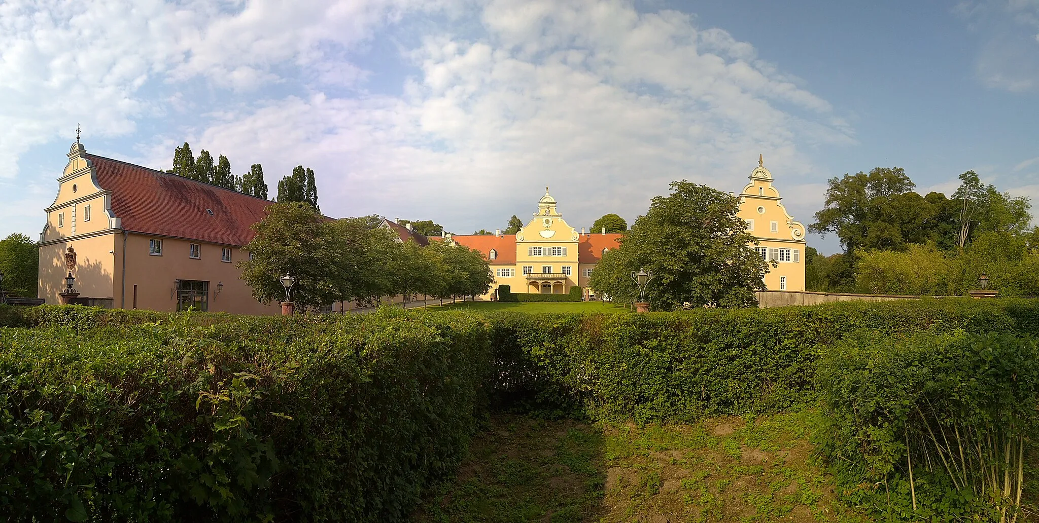 Photo showing: Jagdschloss Kranichstein, Blick von Süden über Ehrenhof auf das Schloss